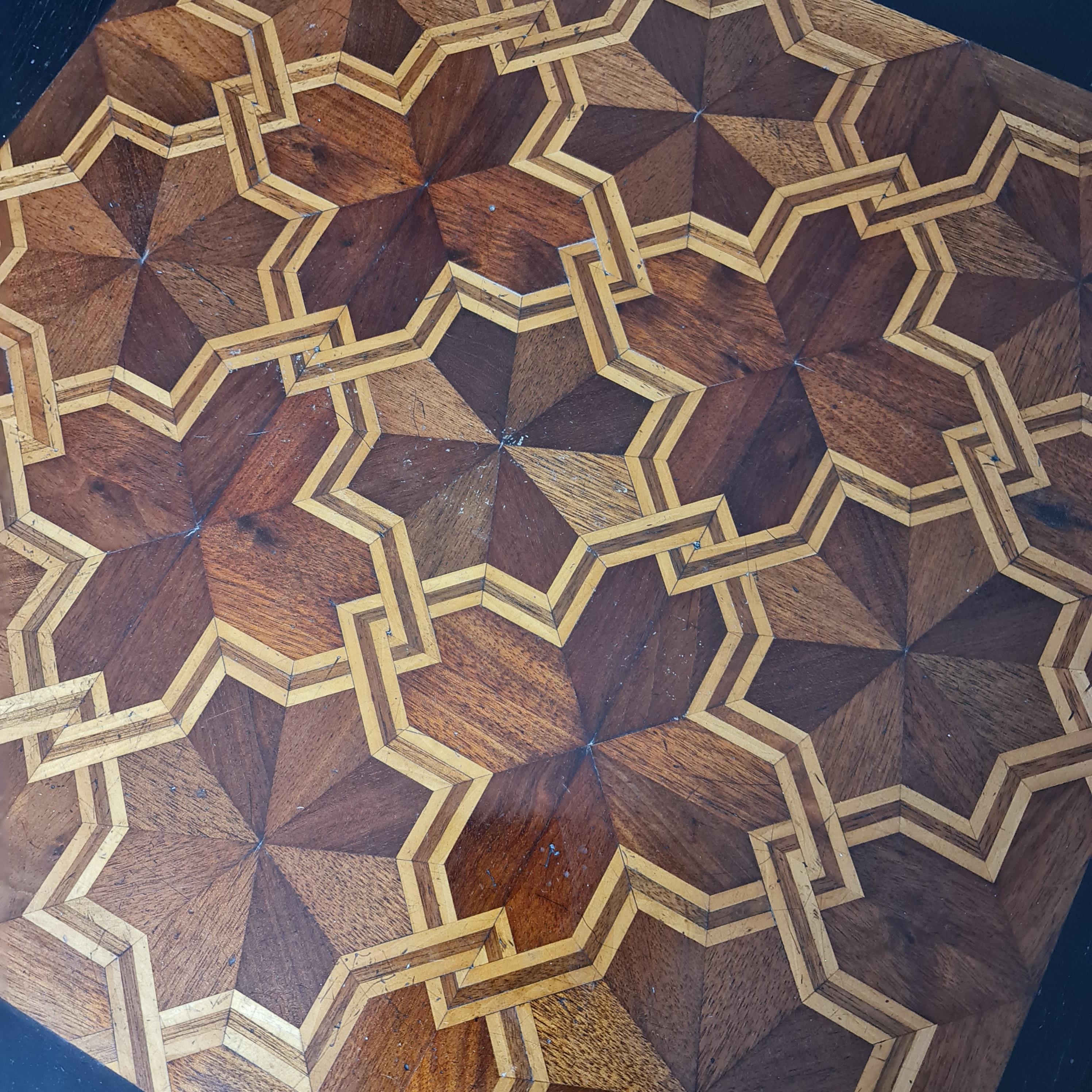 Mesa ebonizada Aesthetic Movement con tablero de parquet Británico en venta