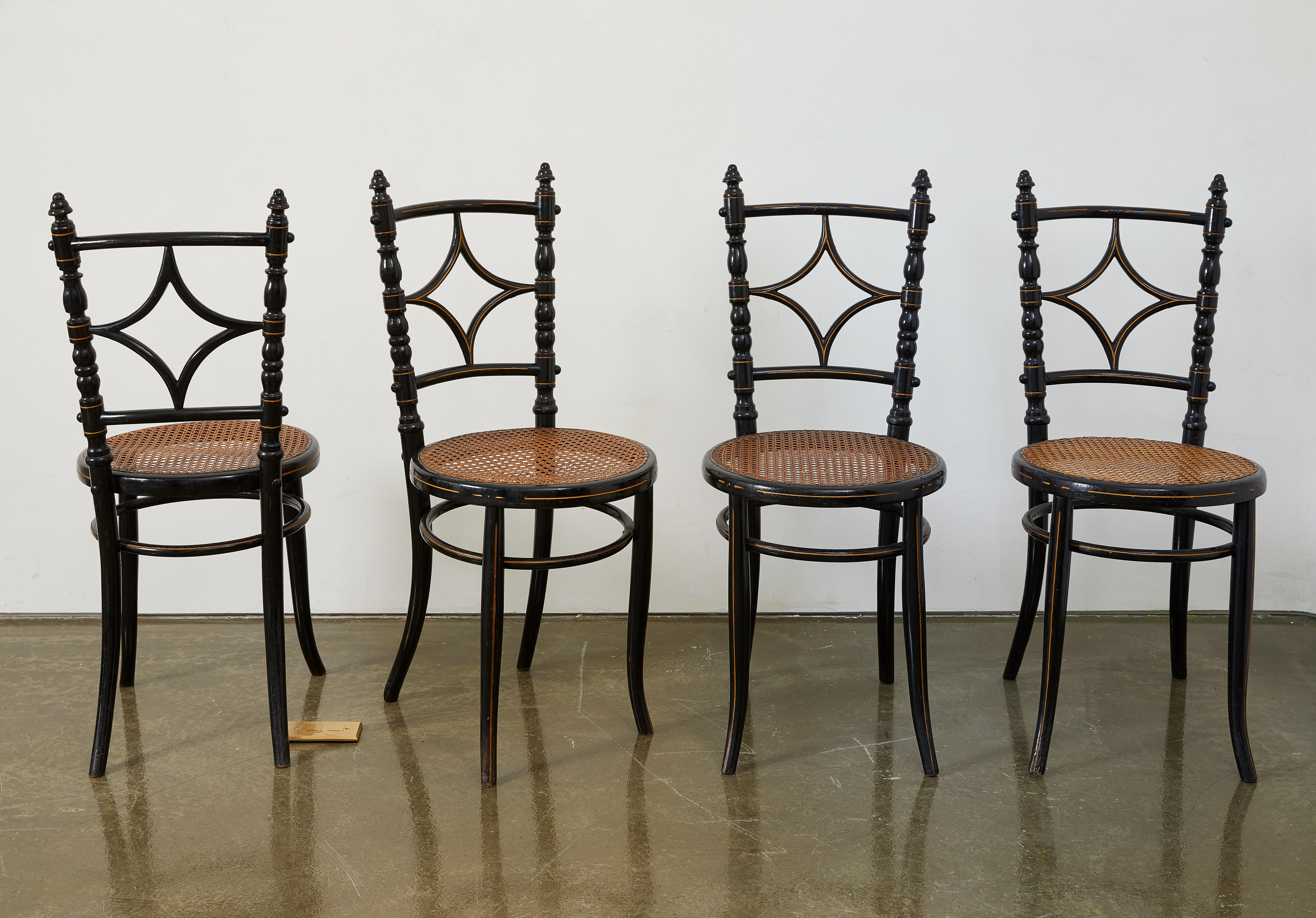 Superbe ensemble de quatre chaises d'appoint du mouvement esthétique, datant d'environ 1880 et attribuées à D.G. Fischel & Söhne. Ces chaises élégantes illustrent le raffinement de l'artisanat et les sensibilités artistiques de l'époque, alliant le