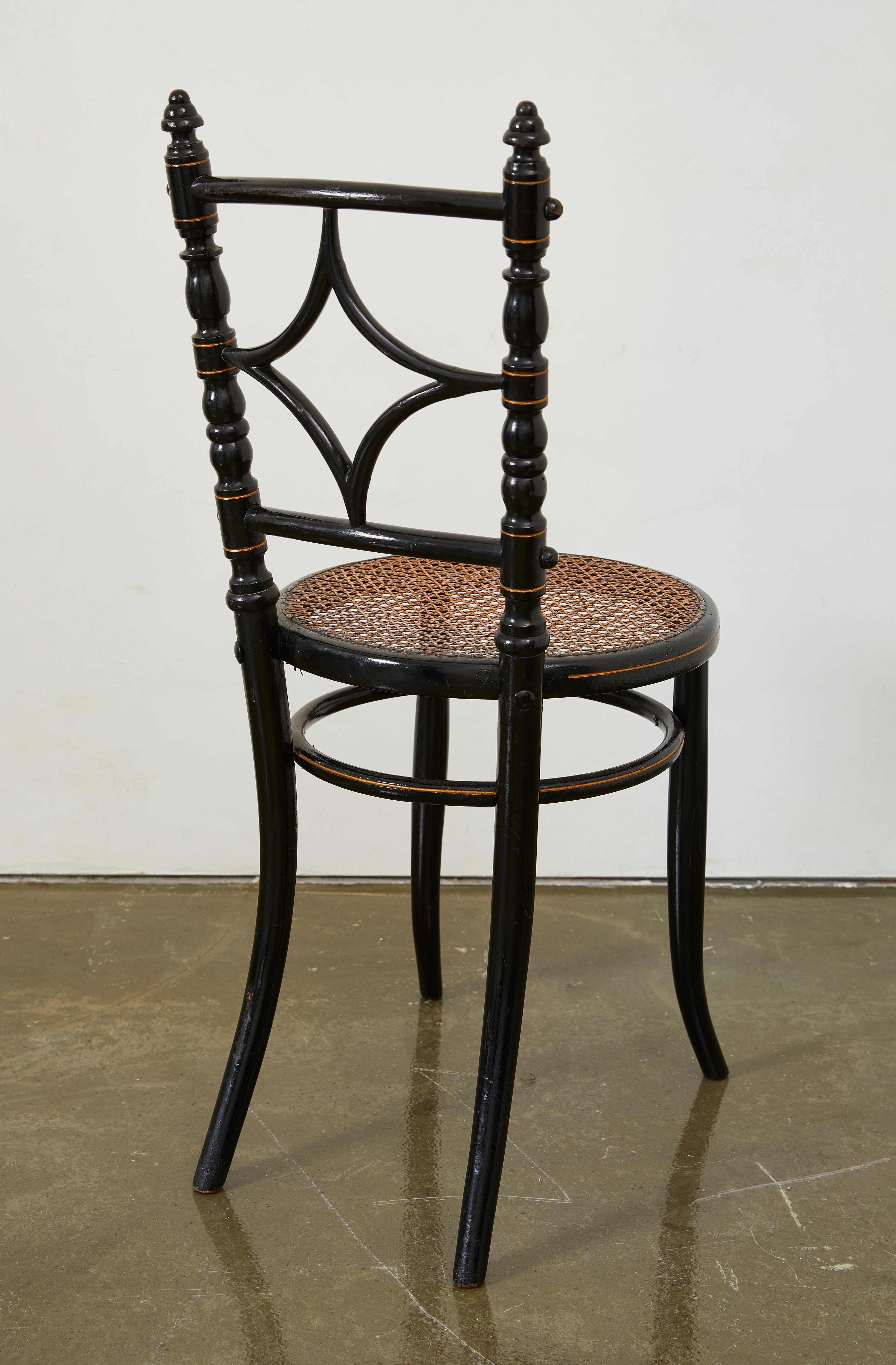 Mouvement esthétique Aesthetic Movement Chaises d'appoint en bois ébonisé et doré à assise cannée C.I.C. 1880 en vente