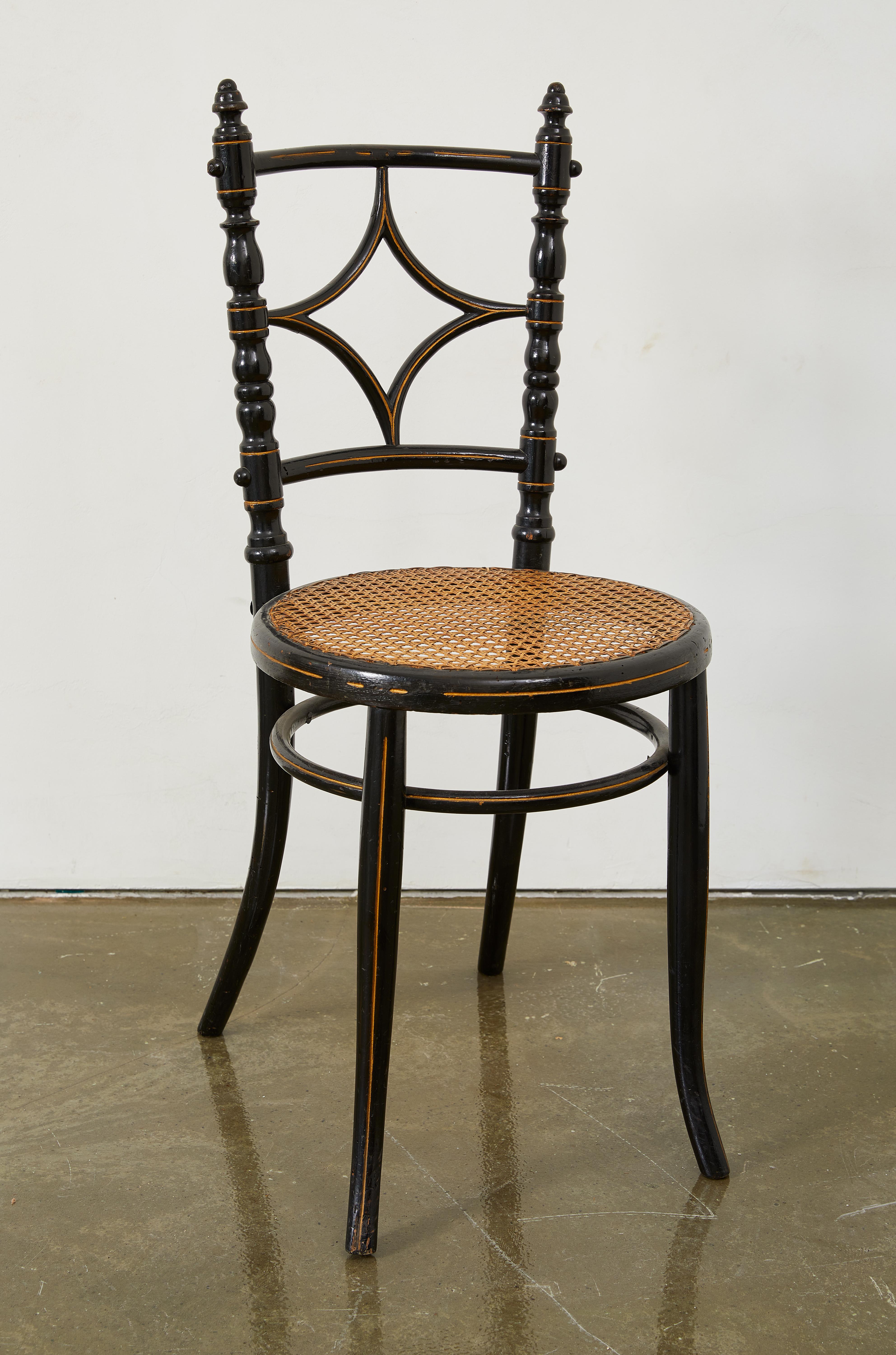 Européen Aesthetic Movement Chaises d'appoint en bois ébonisé et doré à assise cannée C.I.C. 1880 en vente