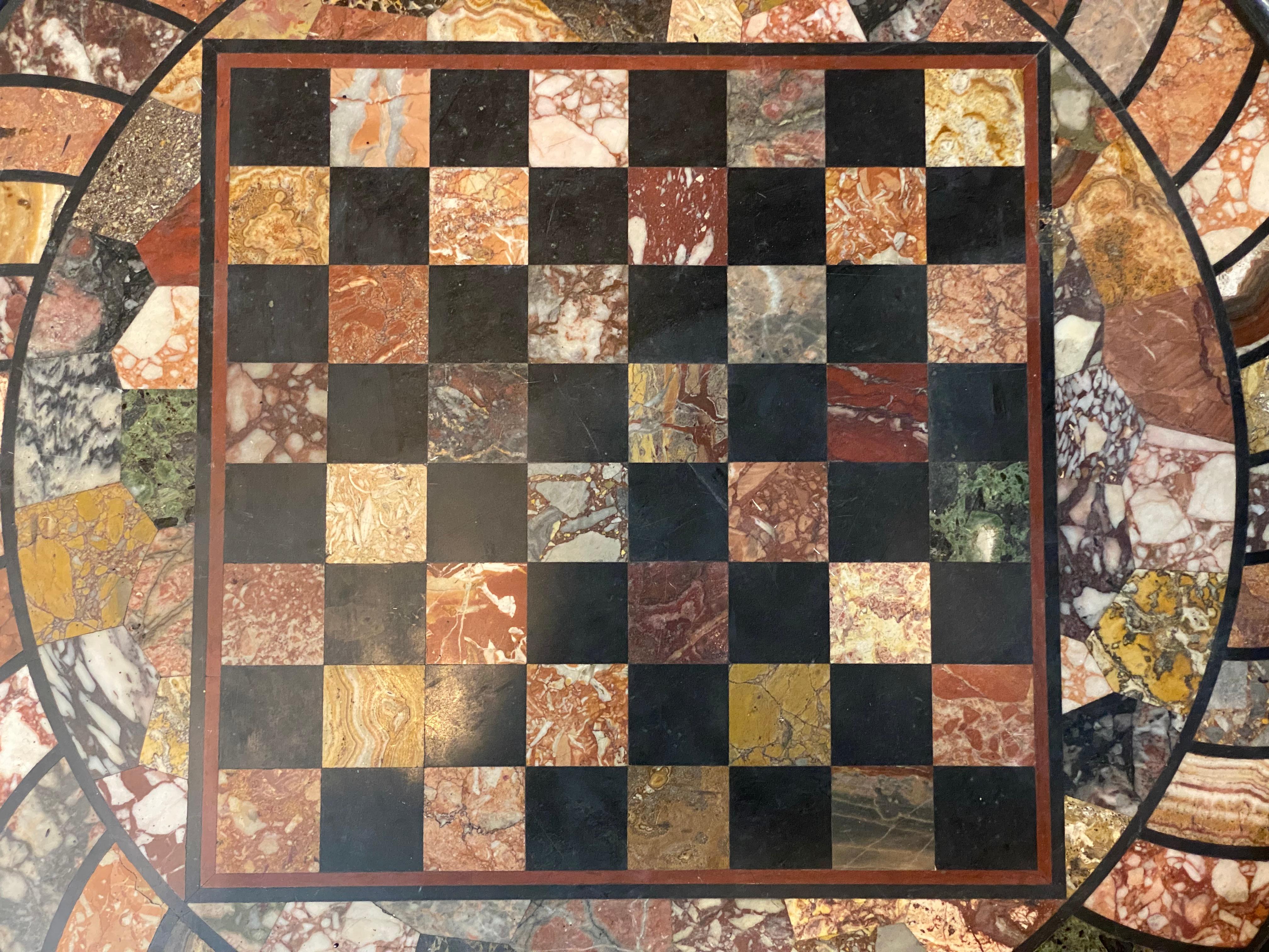 Table d'échecs Aesthetic Movement Ebonized Griffin Specimen Top Bon état - En vente à Garnerville, NY