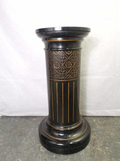 Torchère à piédestal ébénisé du mouvement esthétique avec décoration incisée et dorée