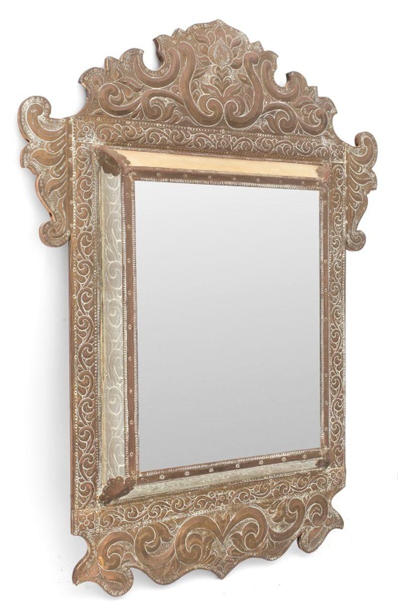 Mouvement esthétique Miroir à coussin en laiton gaufré. 35