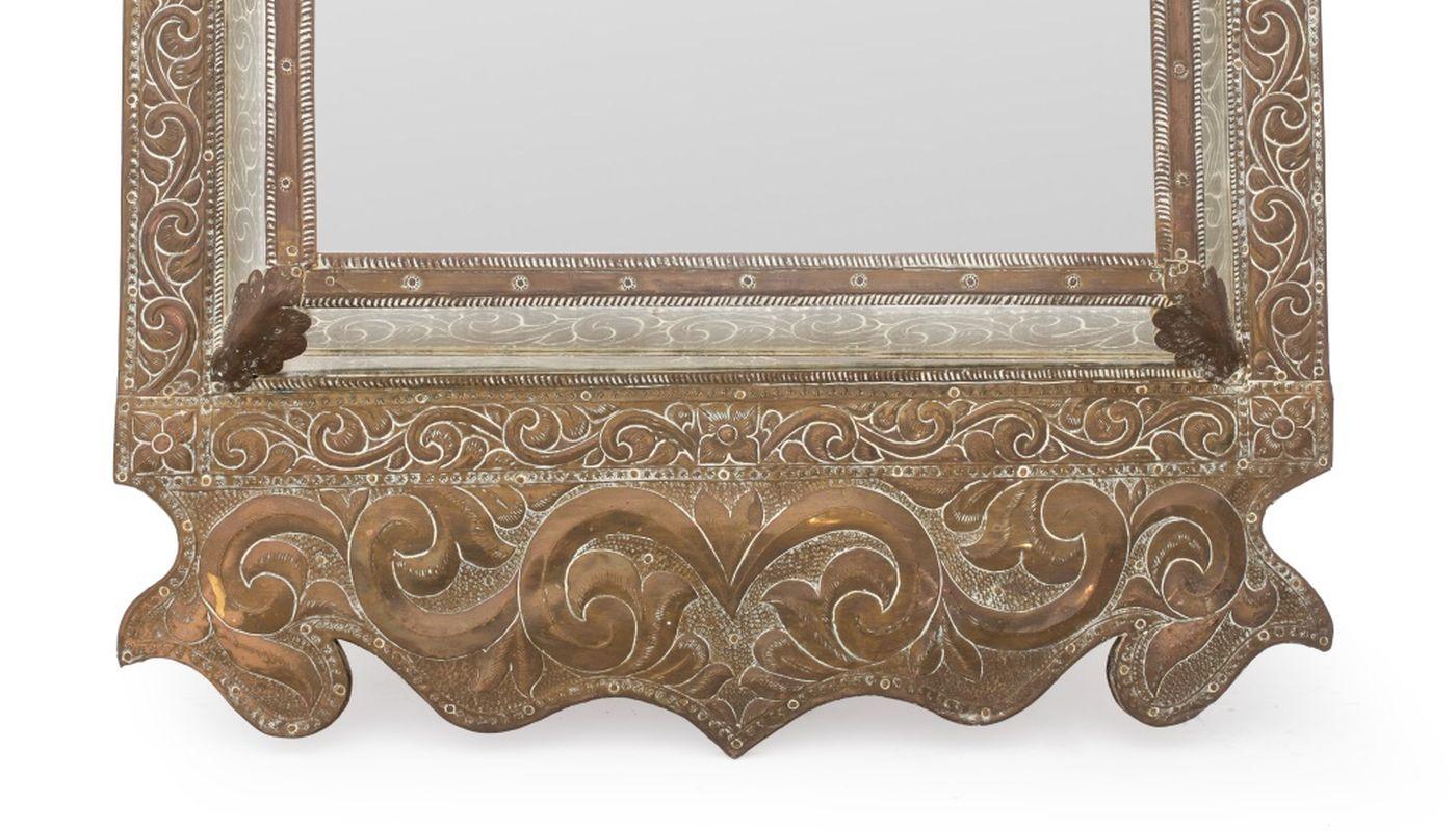 Embossé Aesthetic Movement Miroir à coussin en laiton gaufré en vente