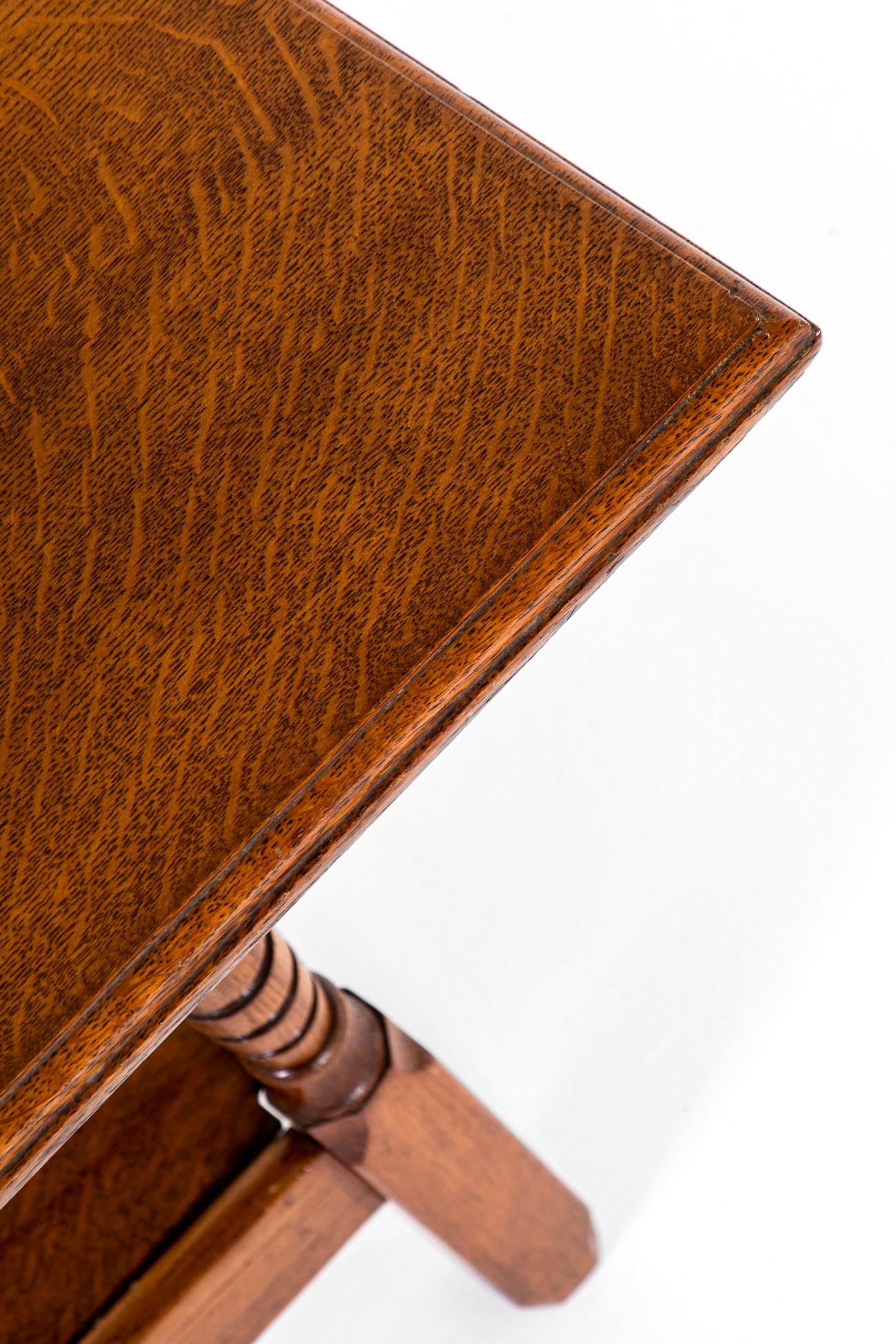 Table d'appoint en chêne anglais Aesthetic Movement en vente 2