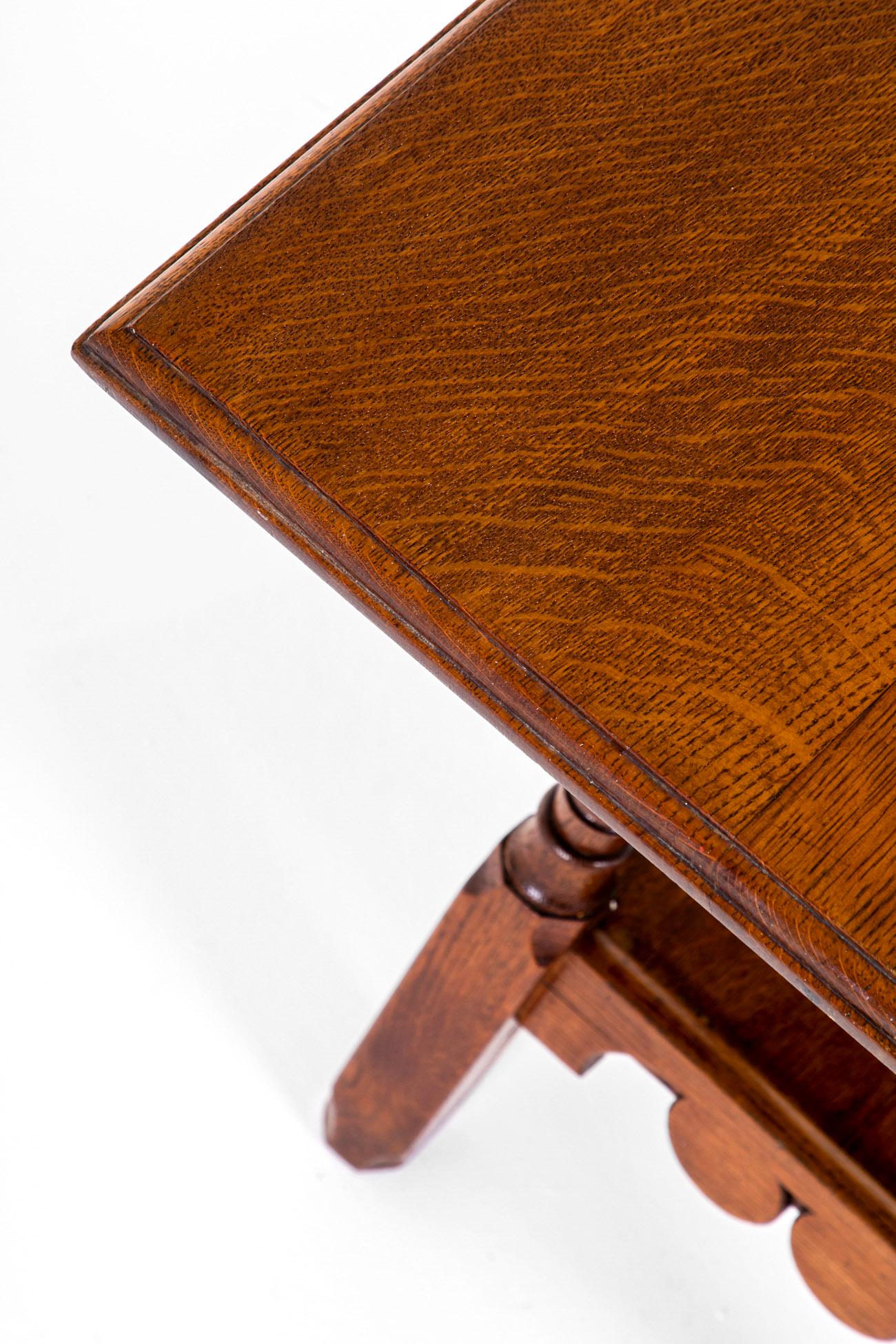 Table d'appoint en chêne anglais Aesthetic Movement en vente 4