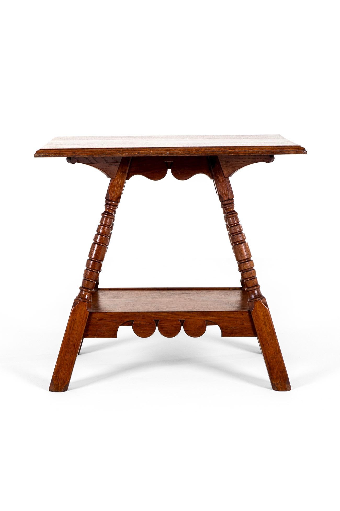 Charmante table d'appoint en chêne du mouvement esthétique, réalisée par l'architecte et designer de meubles britannique Charles Locke Eastlake.

La table, de style gothique, présente un plateau généreux reposant sur quatre supports tournés,
