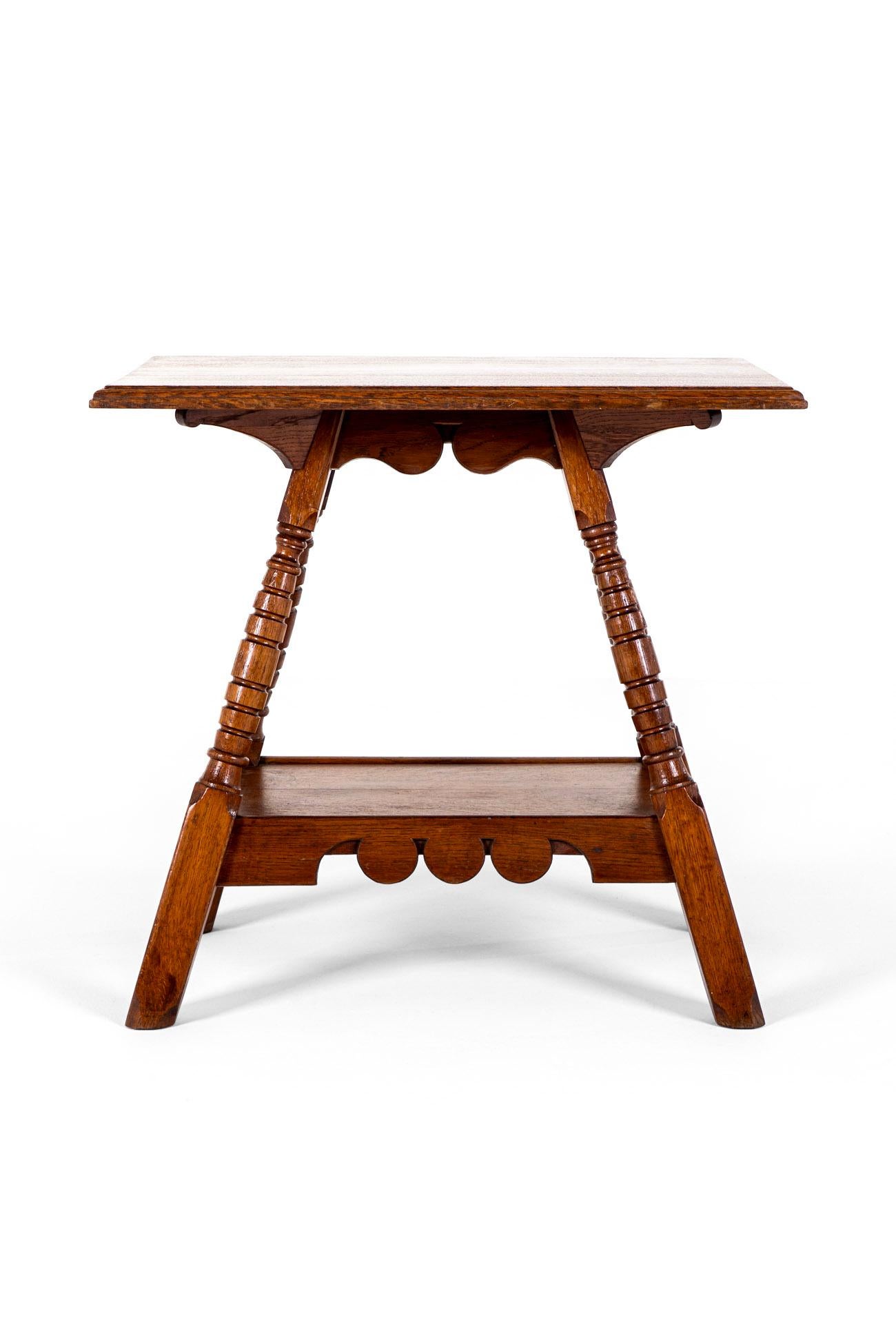 Mouvement esthétique Table d'appoint en chêne anglais Aesthetic Movement en vente