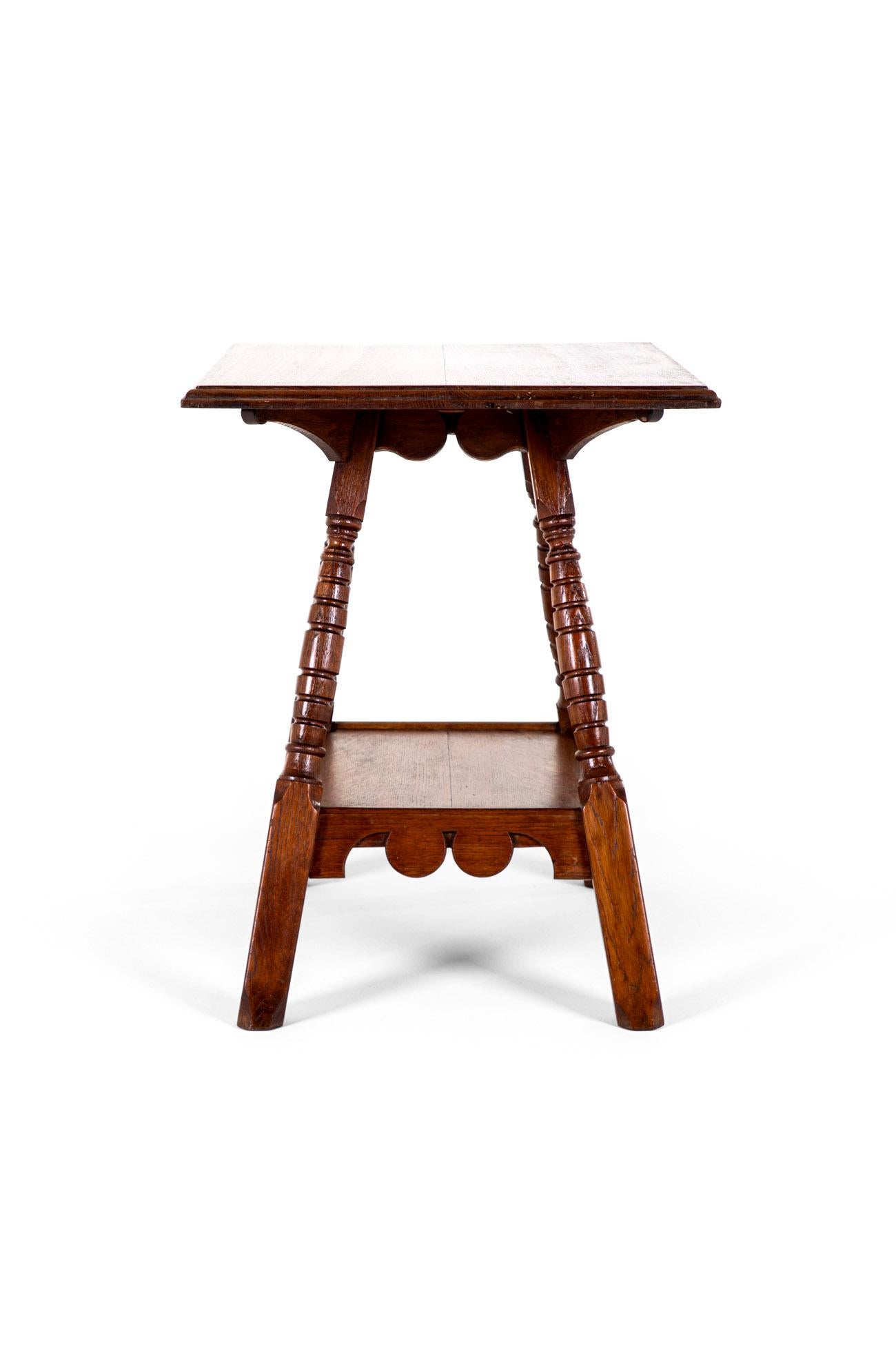 Britannique Table d'appoint en chêne anglais Aesthetic Movement en vente