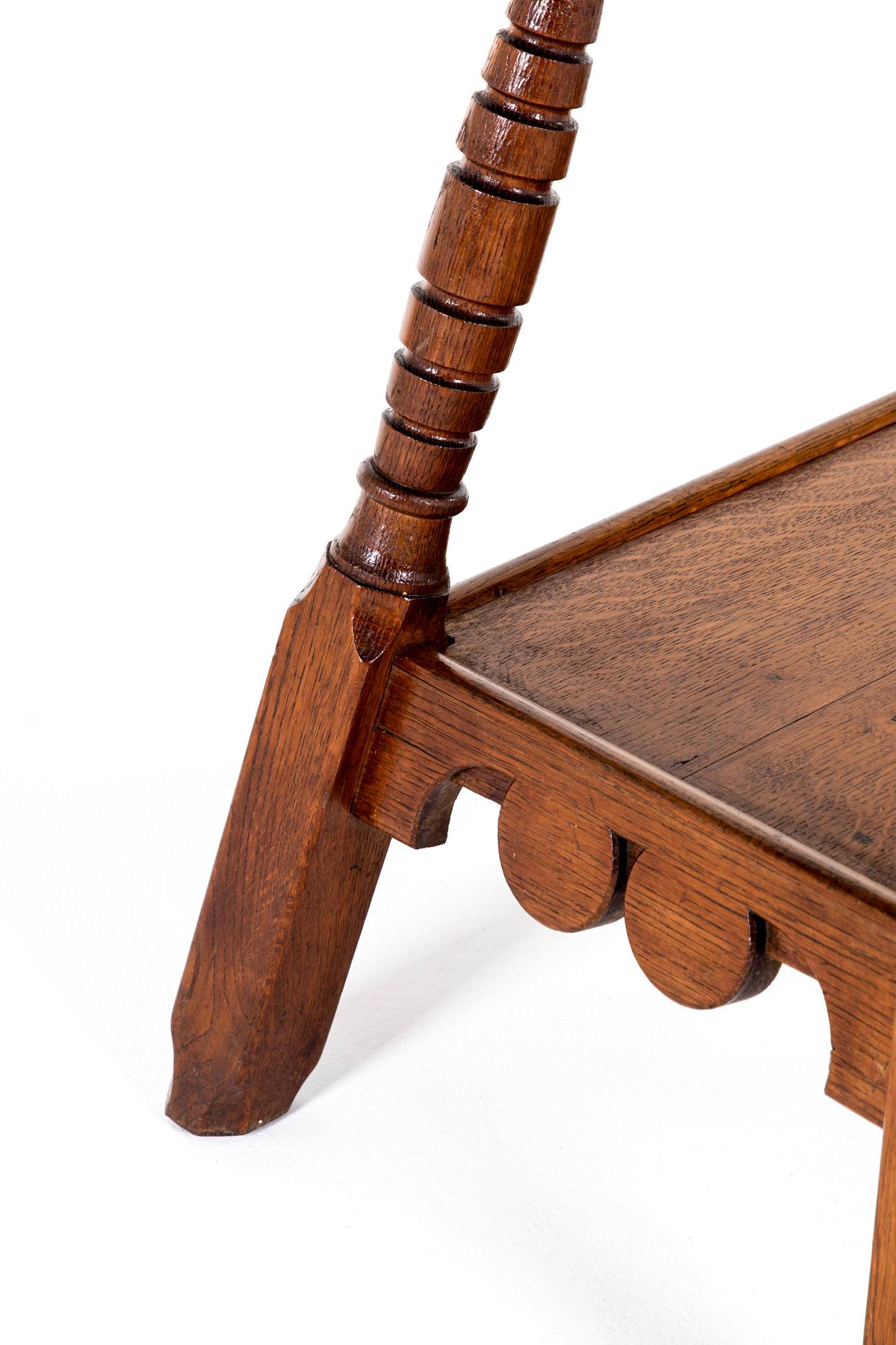 Sculpté à la main Table d'appoint en chêne anglais Aesthetic Movement en vente