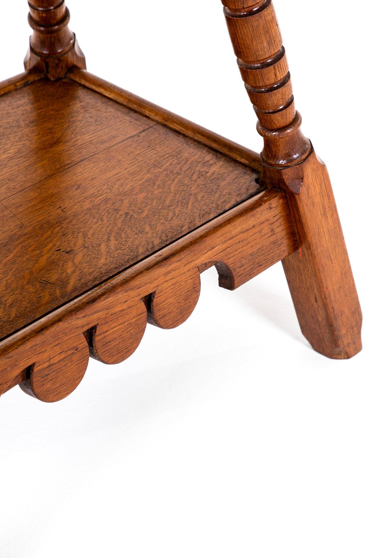 XIXe siècle Table d'appoint en chêne anglais Aesthetic Movement en vente