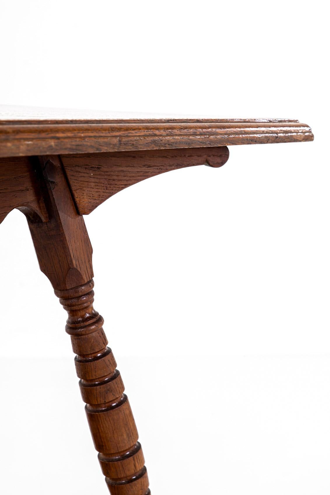 Chêne Table d'appoint en chêne anglais Aesthetic Movement en vente