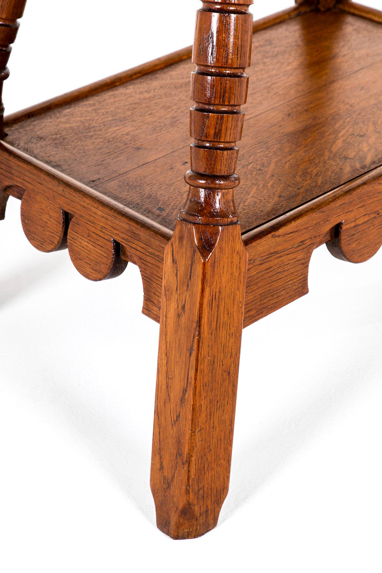 Table d'appoint en chêne anglais Aesthetic Movement en vente 1
