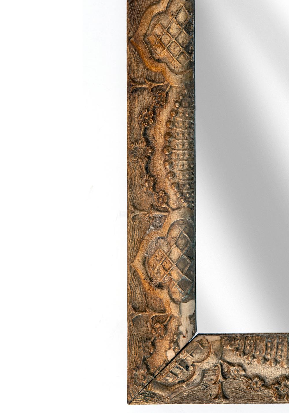 cadre fin du XIXe siècle en bois doré et gesso mouvement esthétique avec miroir neuf. Motif répétitif détaillé au gesso en or chaud. Câblé pour être suspendu à l'horizontale ou à la verticale.

