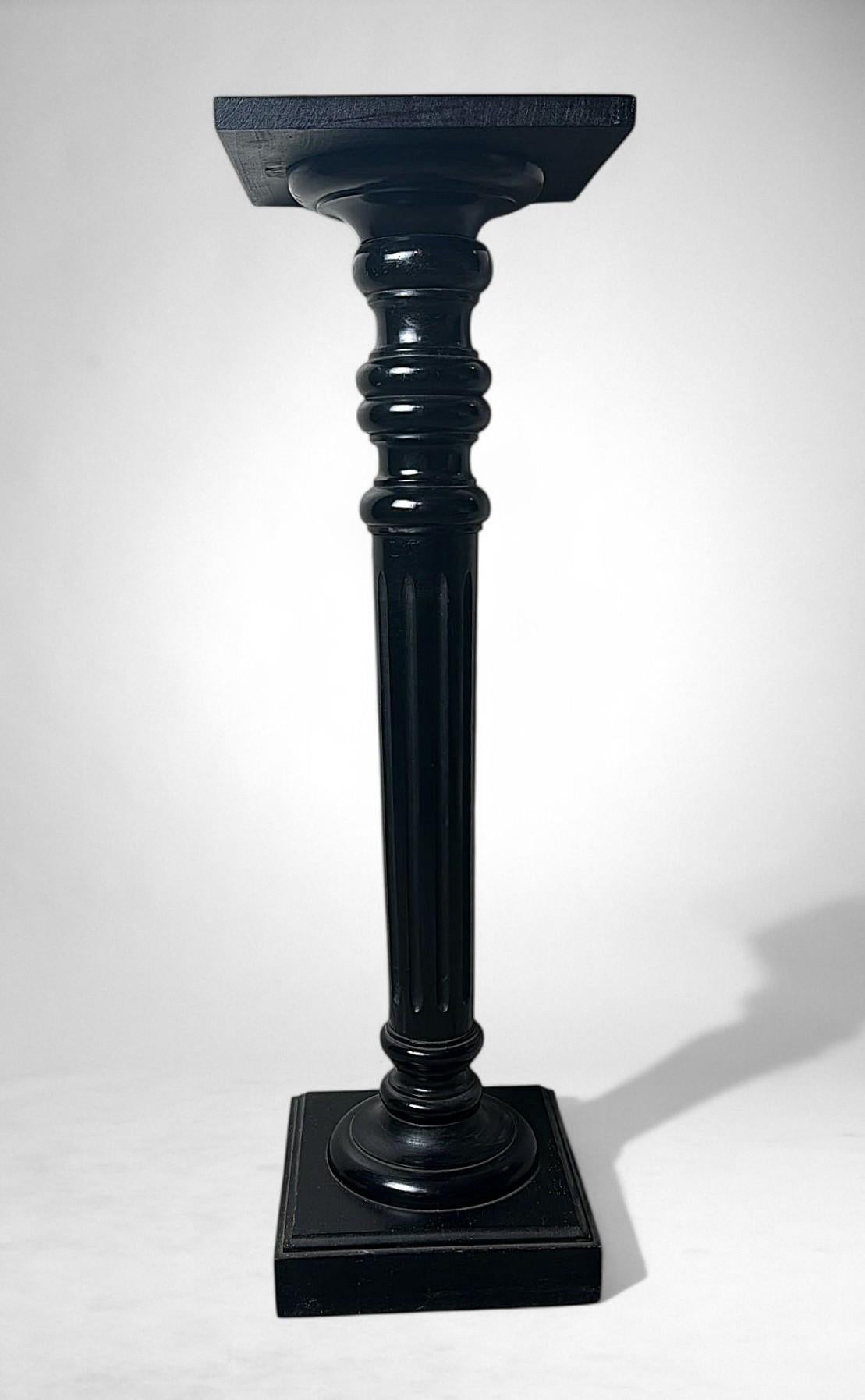 Aesthetic Movement French Ebonized Walnut Pedestal In Good Condition For Sale In Prato, Tuscany