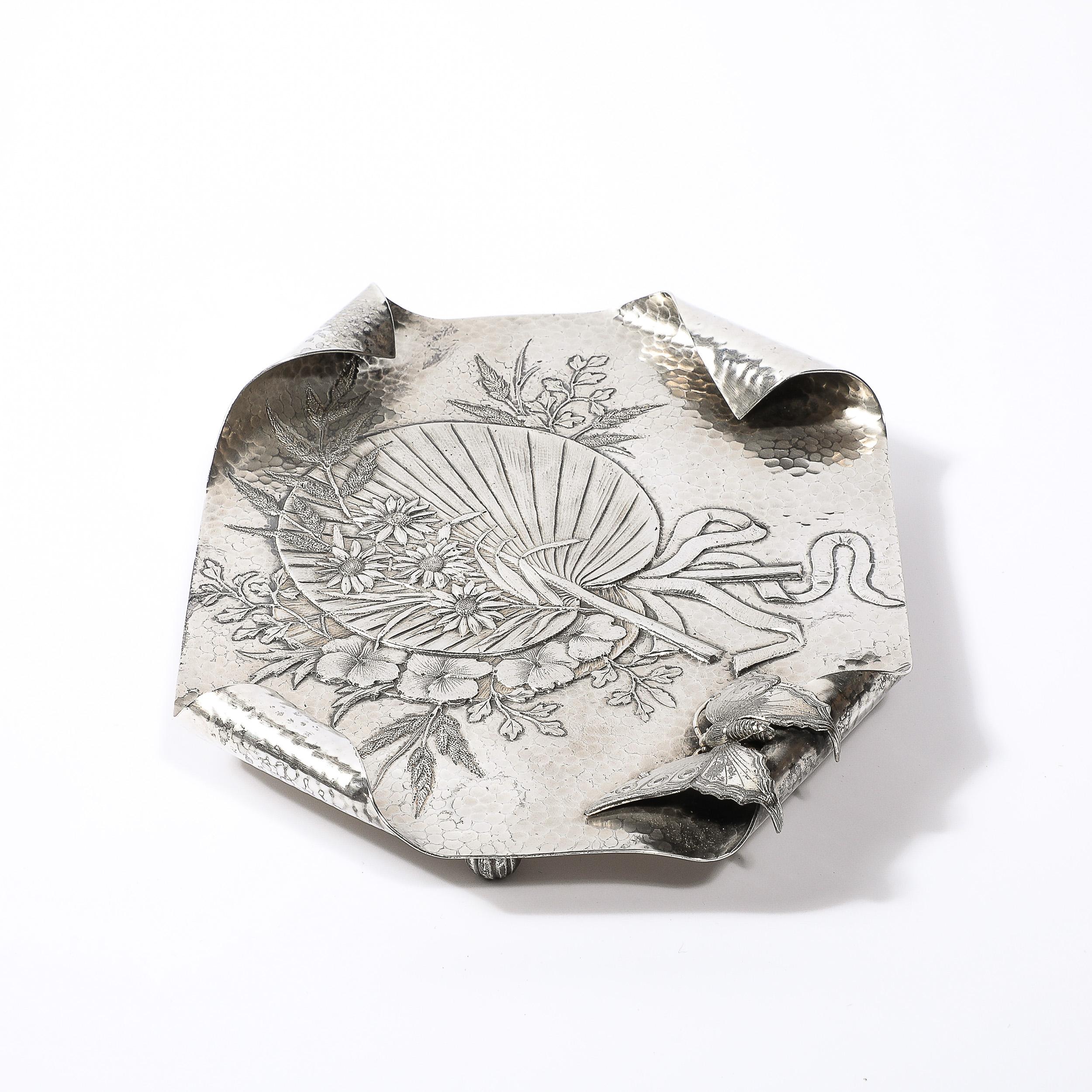 Aesthetic Movement Handgehämmertes versilbertes Schmetterlingstablett von James Tufts im Zustand „Hervorragend“ im Angebot in New York, NY