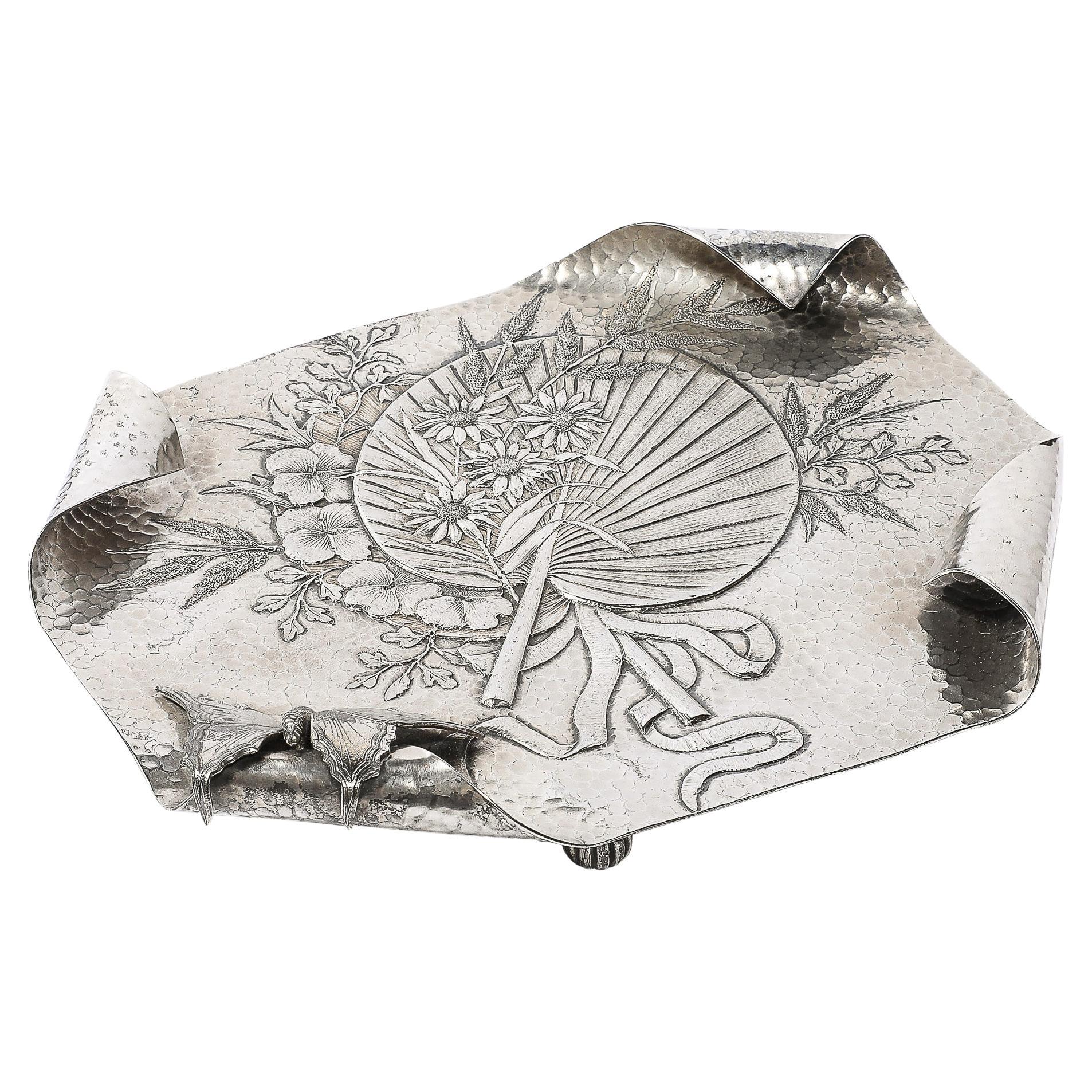 Aesthetic Movement Bandeja de mariposa bañada en plata martillada a mano de James Tufts