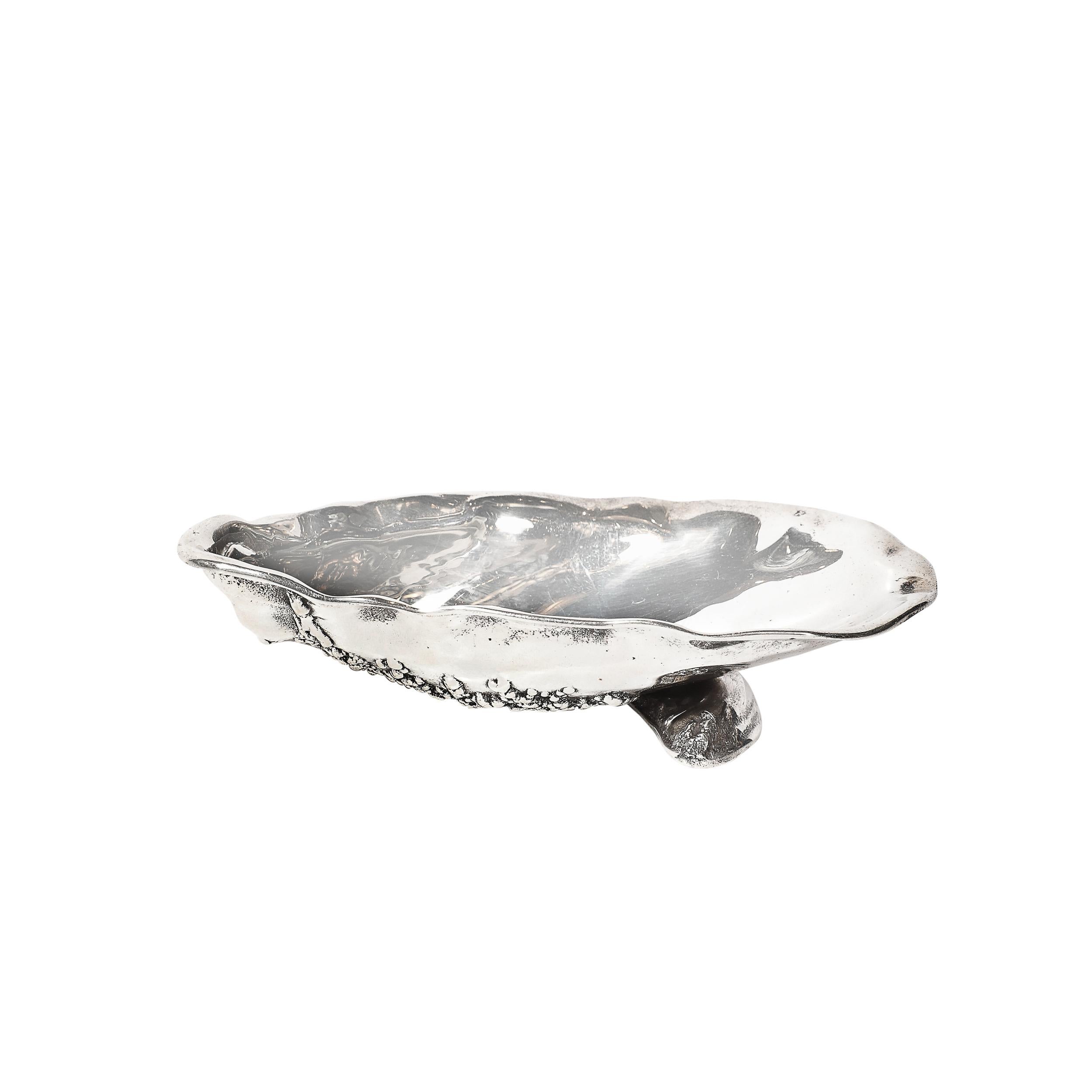 This exquisite Aesthetic Movement sterling silver shell-form dish, attributed to the renowned American silversmiths at Gorham, circa 1890, is an extraordinary example of the artistry and innovation emblematic of the period. Finely crafted from