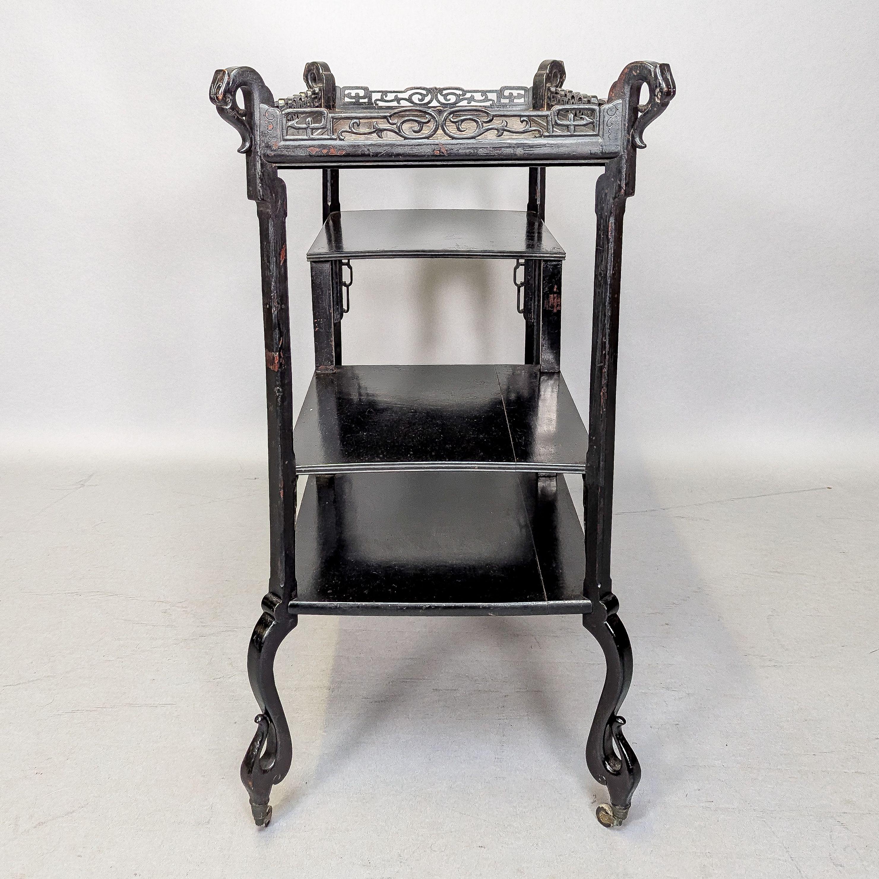 Aesthetic Movement Japanischer Teewagen mit Fluss-Szenen-Dekoration. (Walnuss) im Angebot