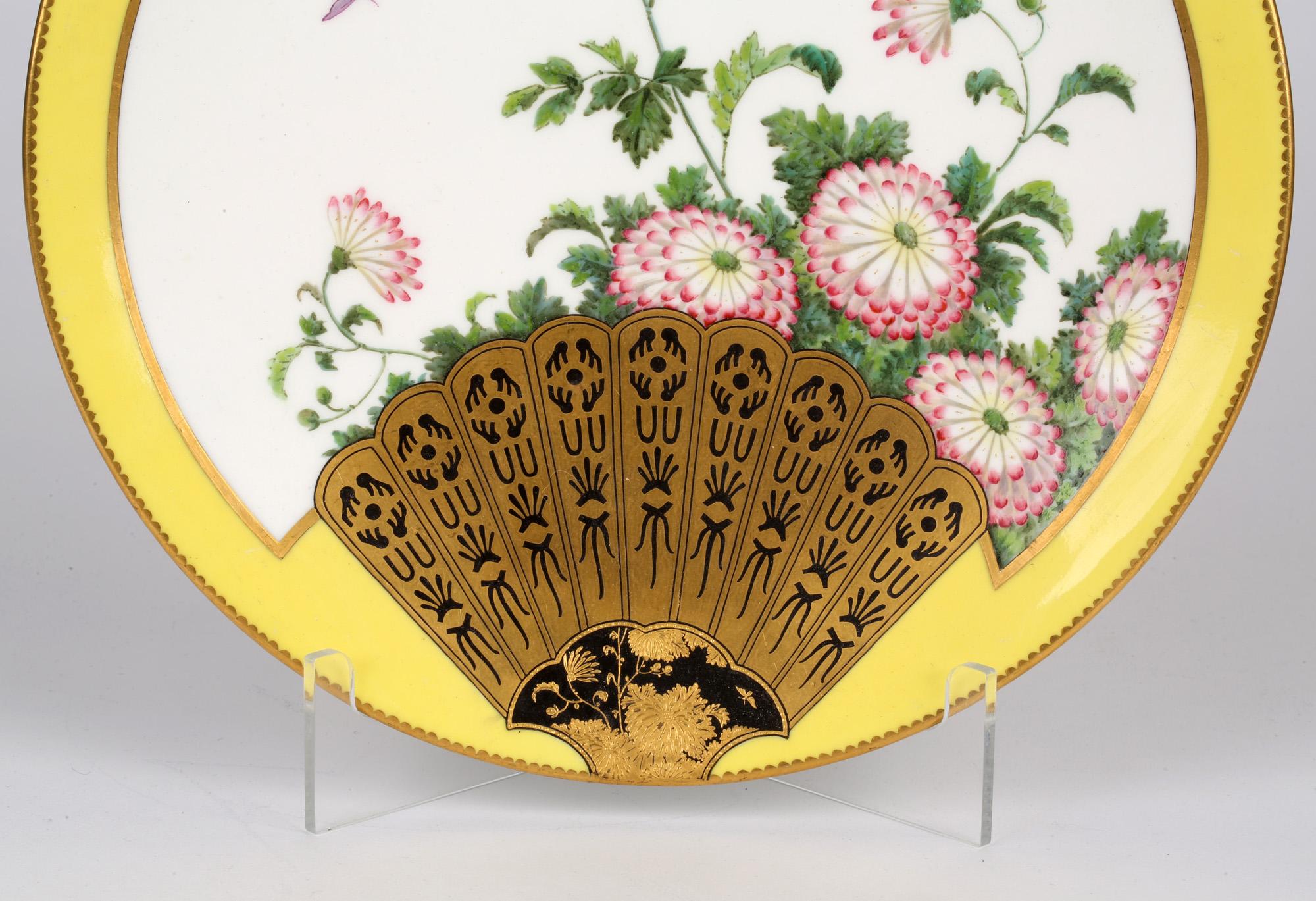 Très belle assiette de cabinet en porcelaine du Mouvement esthétique, décorée dans le style japonais, attribuée à Christopher Dresser et datée de 1877. L'assiette, probablement de Minton, est finement réalisée en porcelaine blanche avec une forme