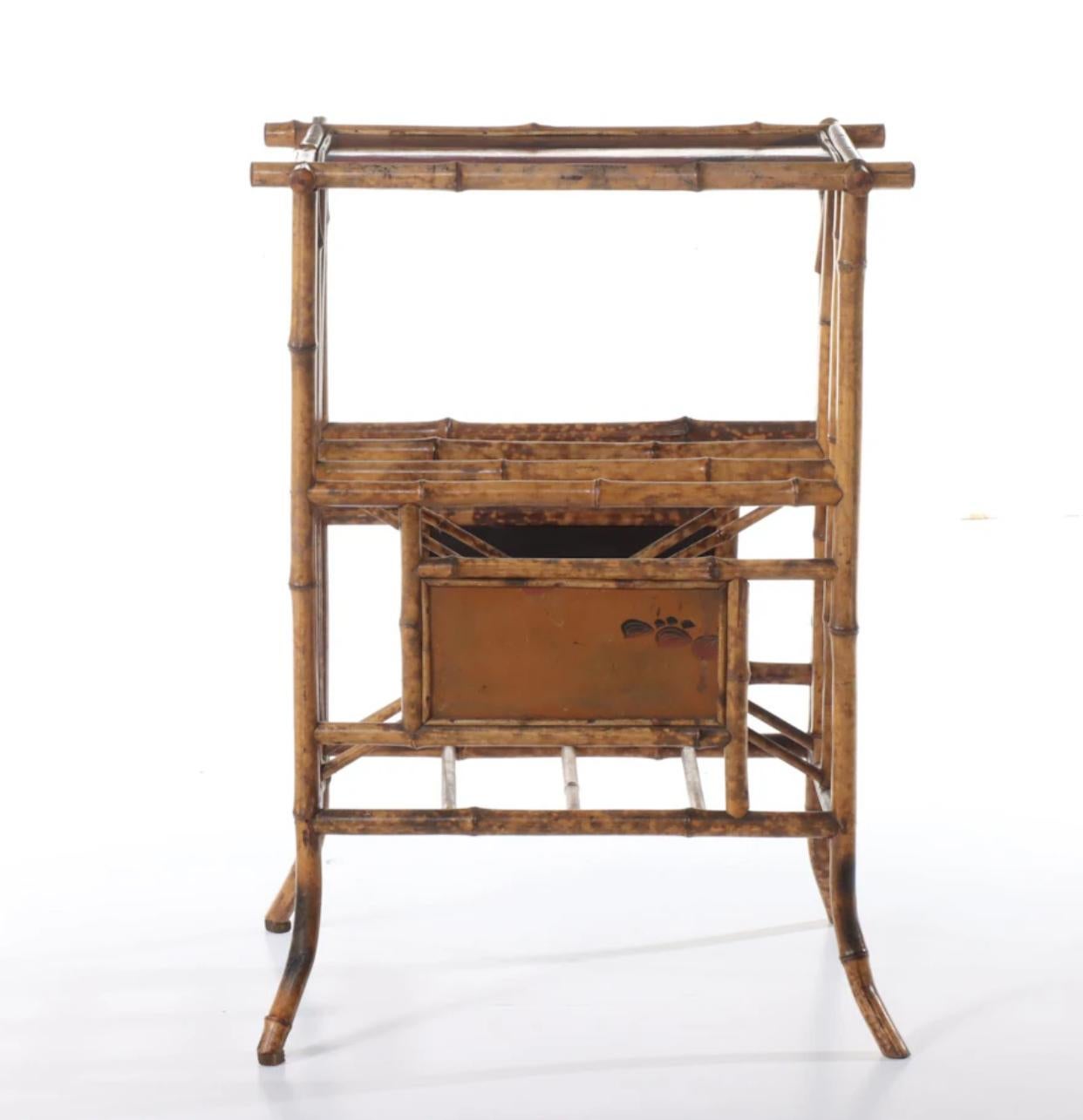 Mouvement esthétique, table d'appoint en bambou japanné. Japanning ou Japonisme. Cadre en bambou brut et torréfié avec dessus et panneaux 