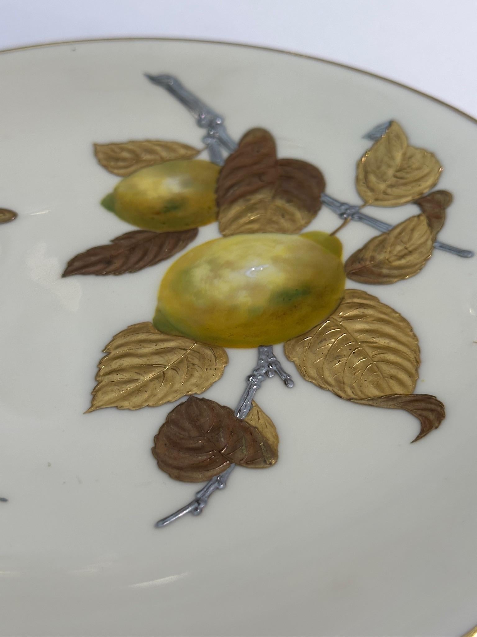 This magnificent porcelain plate signed by Minton, dated 1880, embodies the artistic refinement of the Aesthetic Movement. Finely hand-decorated, it features raised motifs of beautiful lemons hanging from a branch elegantly adorned with gold,