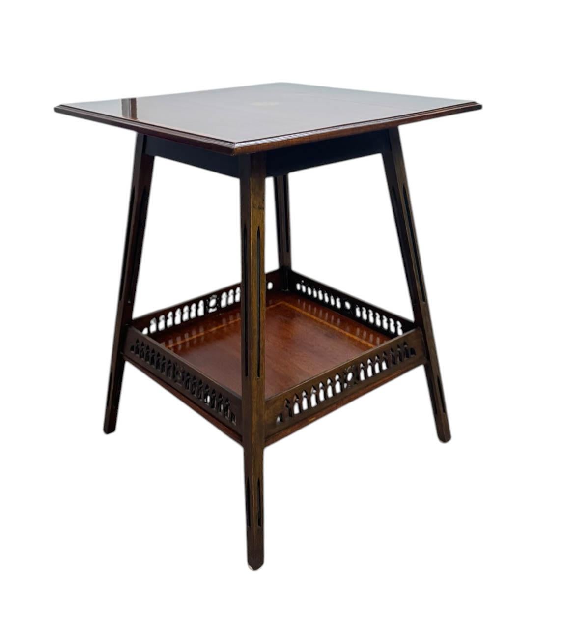 Cette table est principalement inspirée du mouvement esthétique de la fin du 19e siècle (environ 1870-1900). Définie par sa structure géométrique simple, cette pièce met en valeur la qualité de l'artisanat grâce à des menuiseries et des frettes