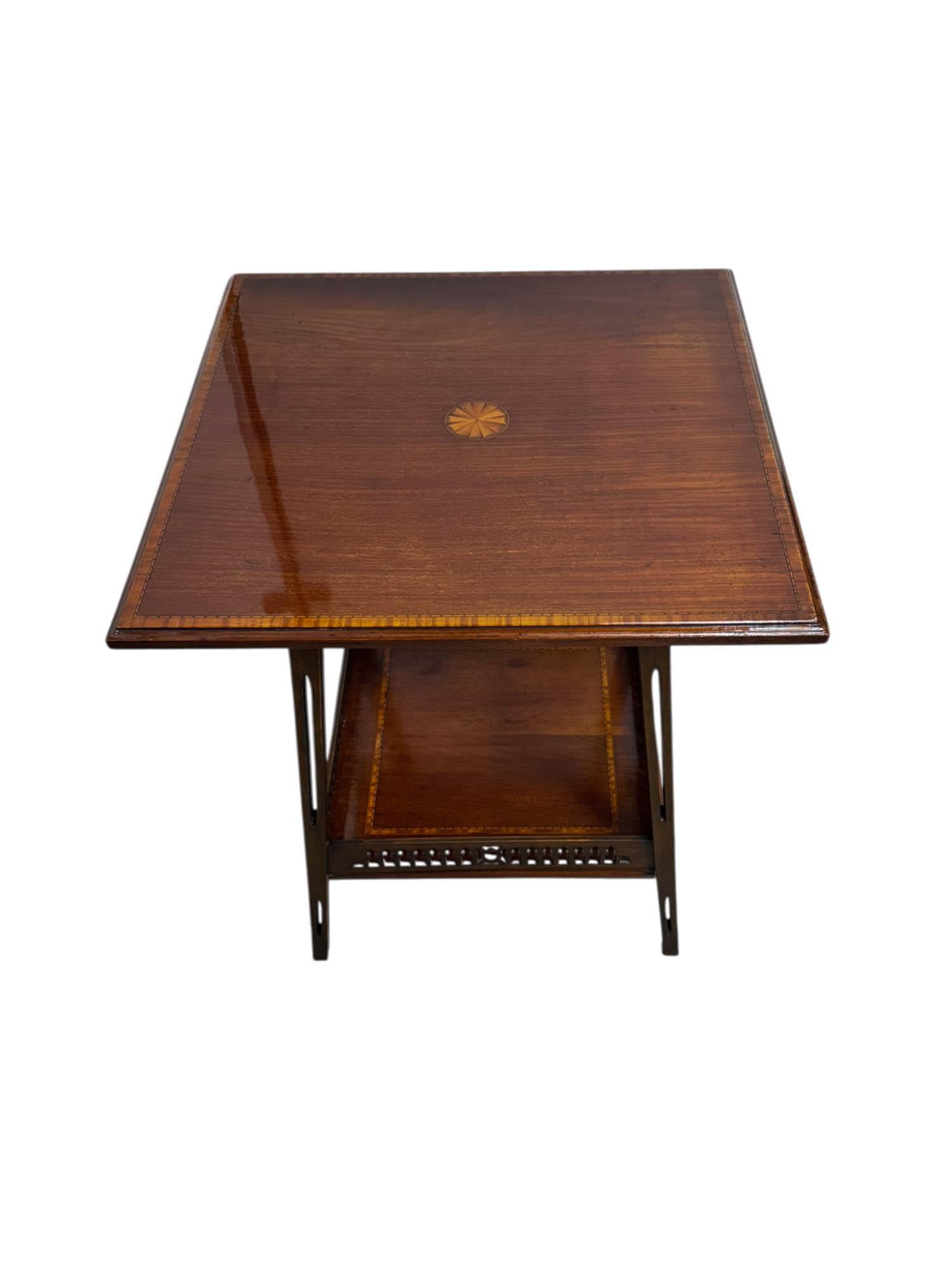 Mouvement esthétique Table d'appoint/de chevet en acajou marqueté Aesthetic Movement en vente
