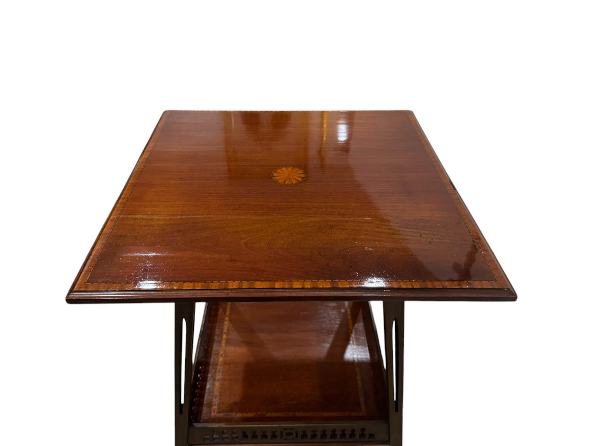 Britannique Table d'appoint/de chevet en acajou marqueté Aesthetic Movement en vente