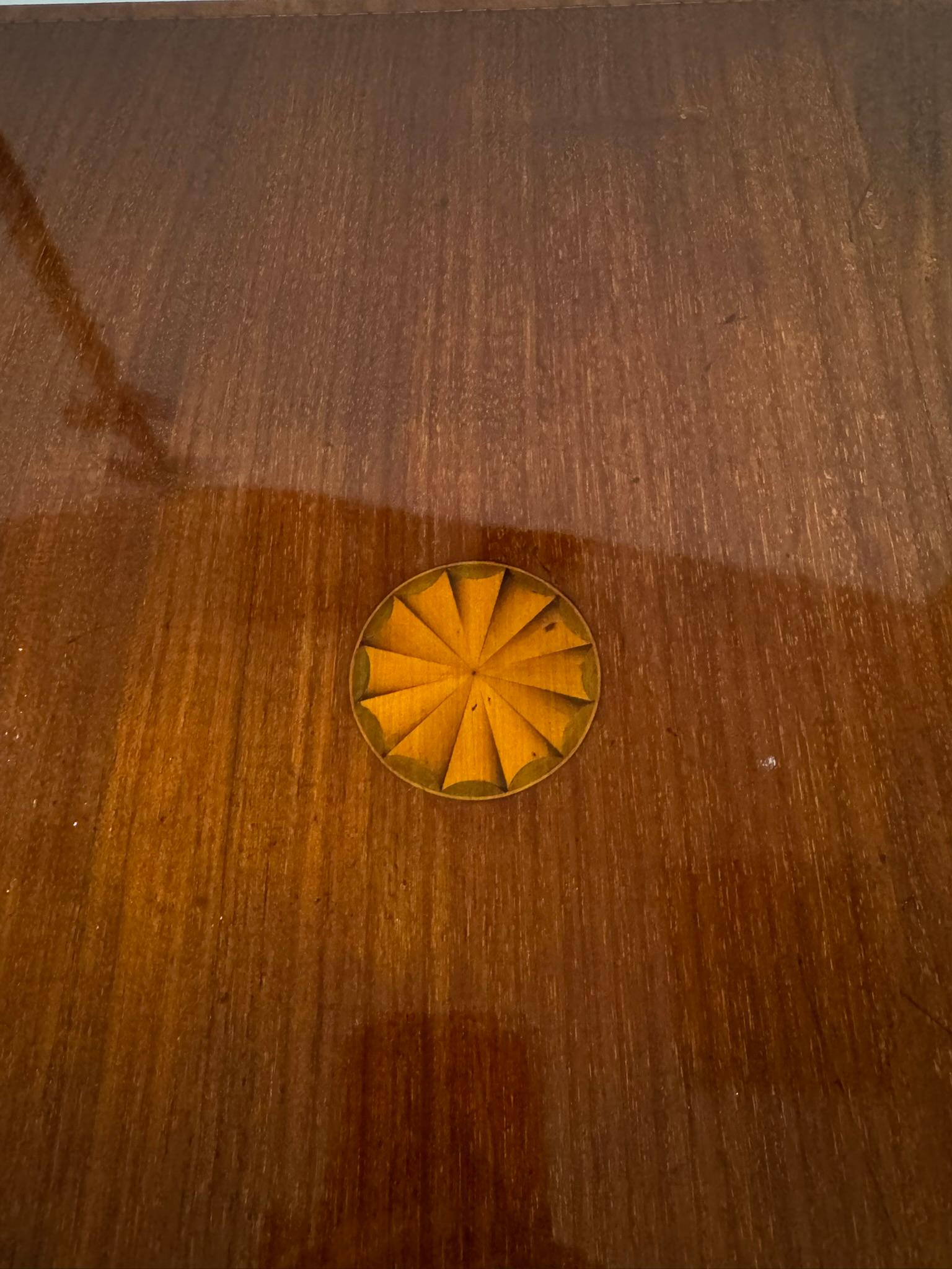 Marqueterie Table d'appoint/de chevet en acajou marqueté Aesthetic Movement en vente