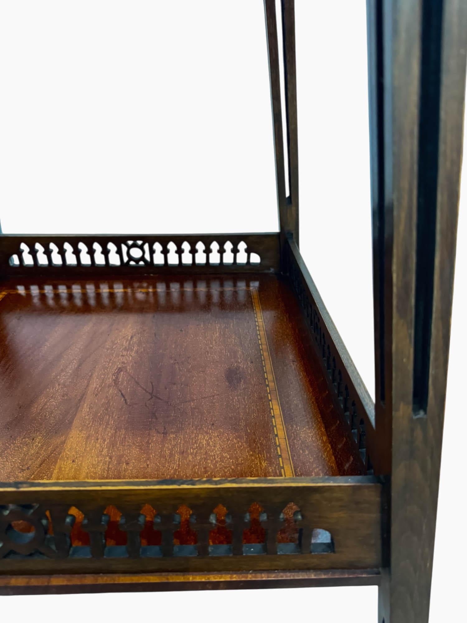 Table d'appoint/de chevet en acajou marqueté Aesthetic Movement Bon état - En vente à North Palm Beach, FL