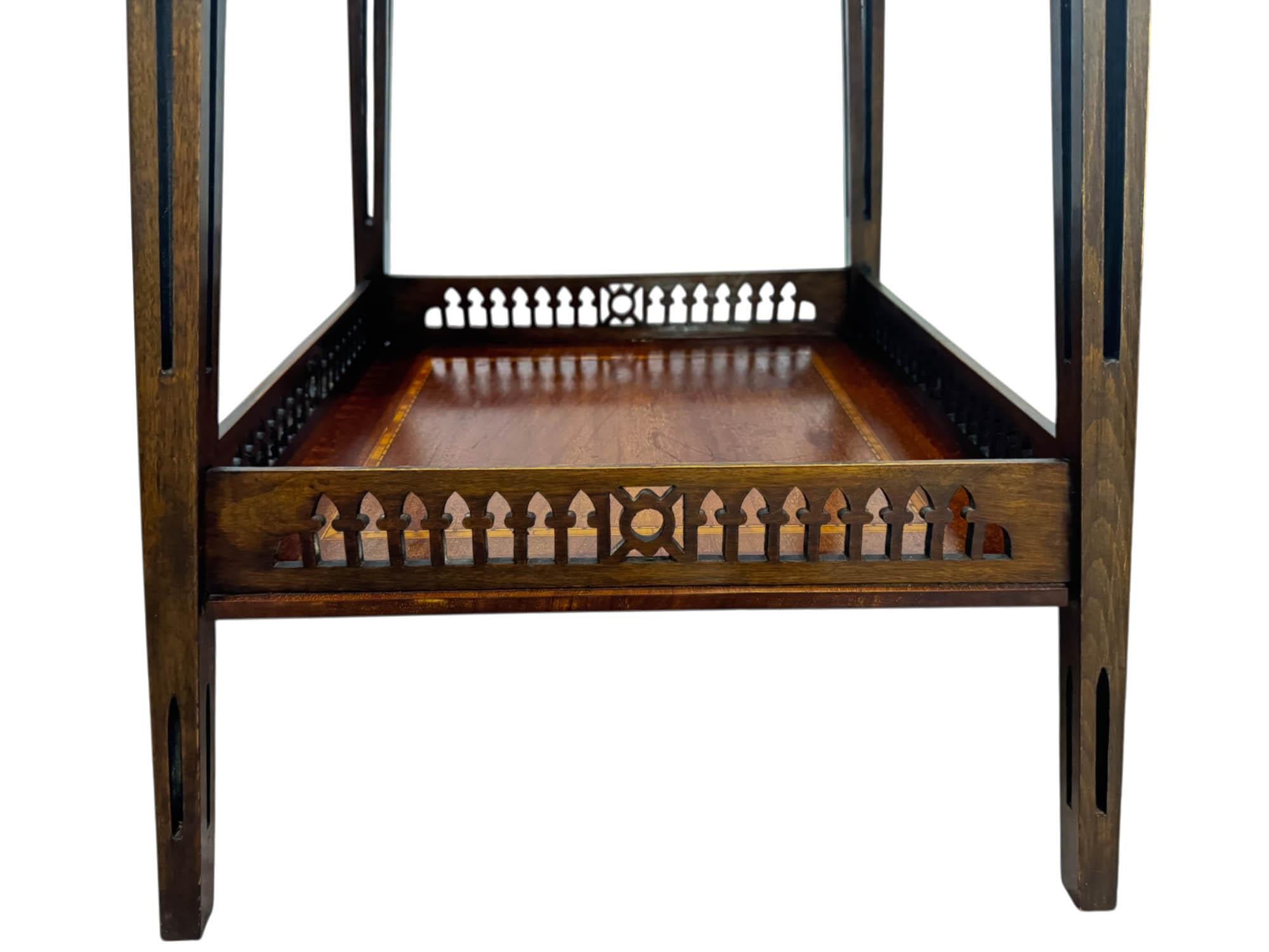 20ième siècle Table d'appoint/de chevet en acajou marqueté Aesthetic Movement en vente