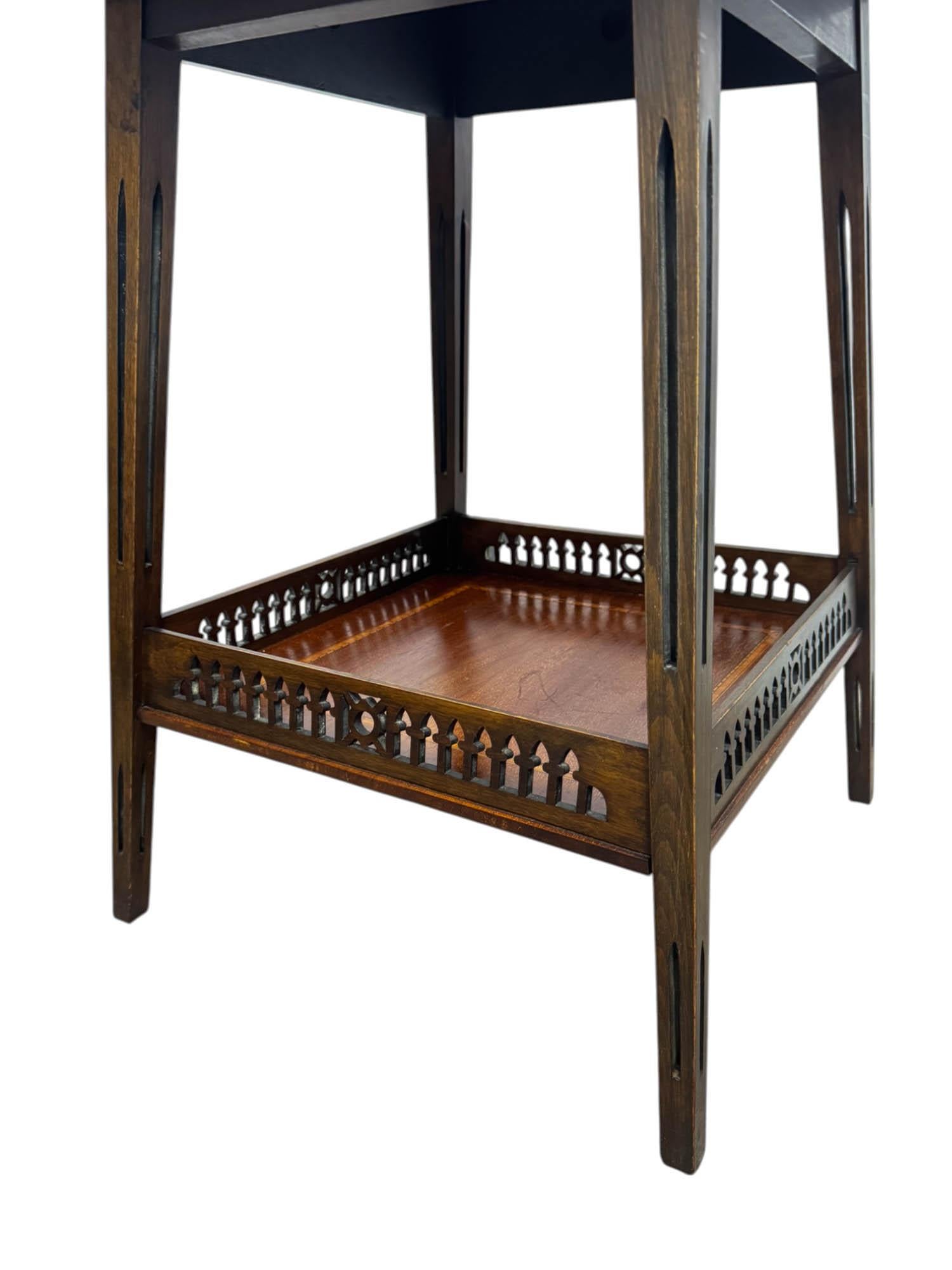 Bois Table d'appoint/de chevet en acajou marqueté Aesthetic Movement en vente