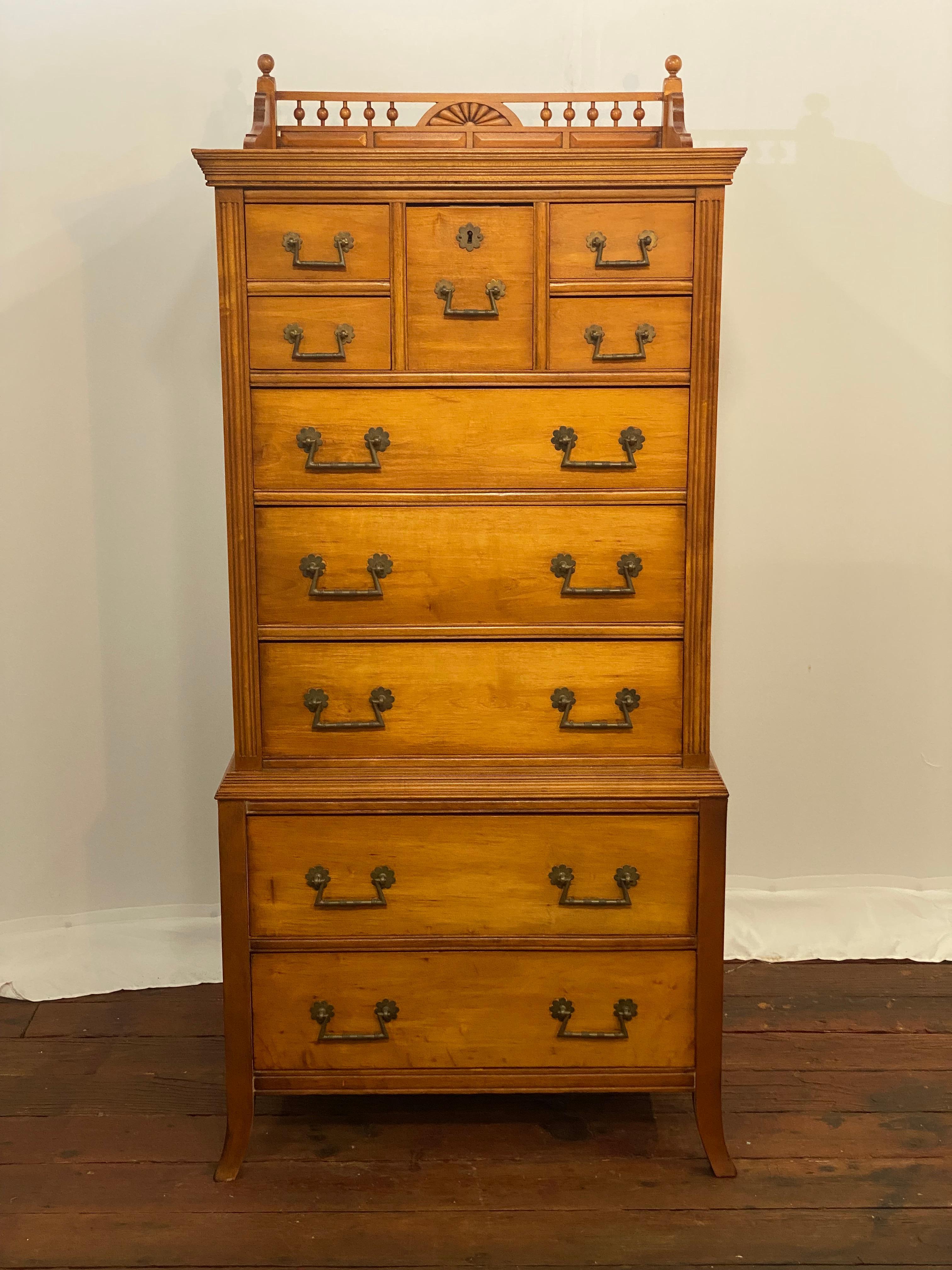 Zehn Schubladen aus blondem Holz Aesthetic Movement tallboy Kommode oder Wäschekommode. Diese Kommode ist das funktionale Äquivalent eines Semaniers, auch wenn sie sich nicht strikt daran hält, für jeden Tag der Woche genau sieben gleich große