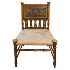 Aesthetic Movement Chaise pantoufle en Oak et laiton avec dossier en cuir pressé