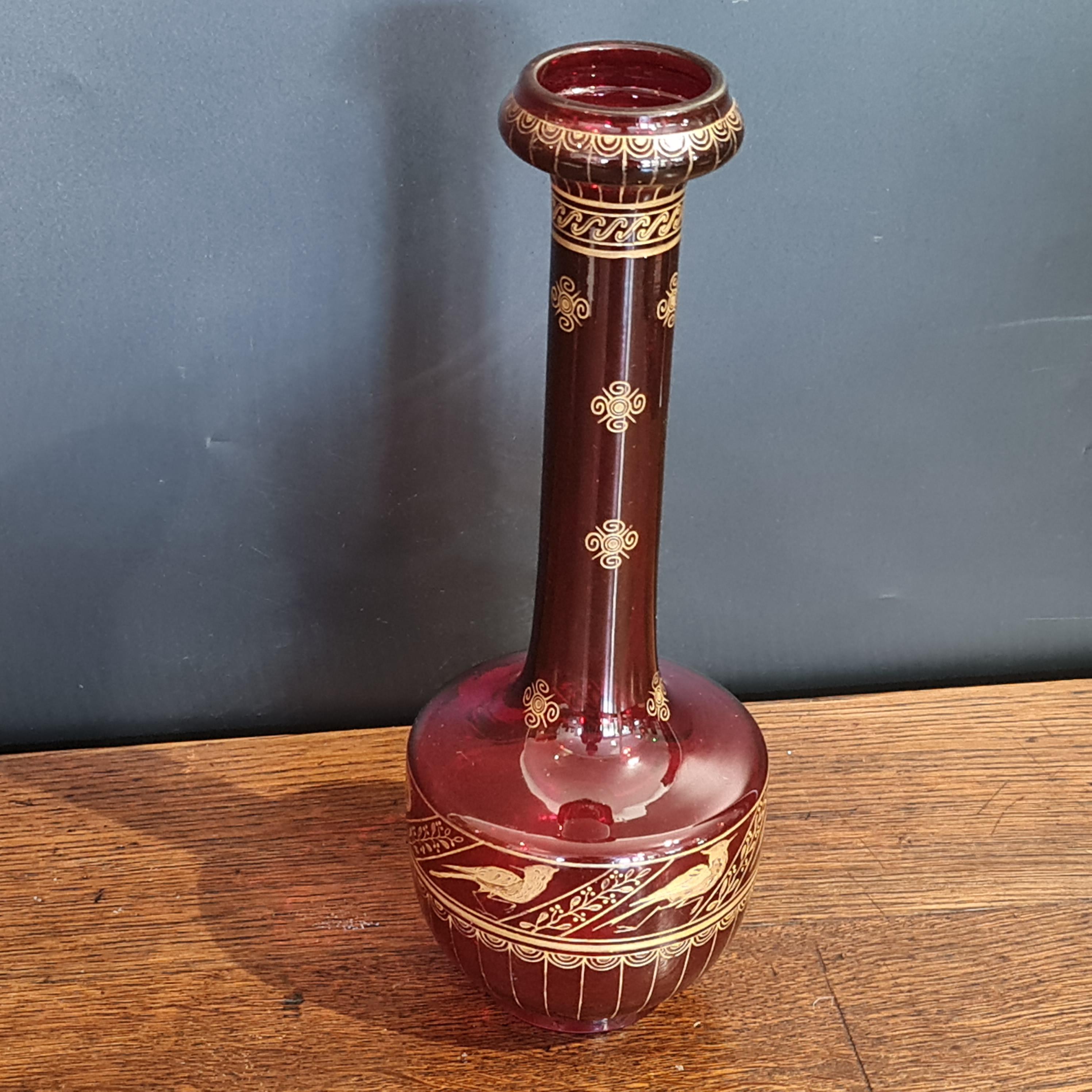 Estetismo Aesthetic Movement Vaso in vetro rubino,  decorazione dorata  Lo stile Christopher Dresser in vendita