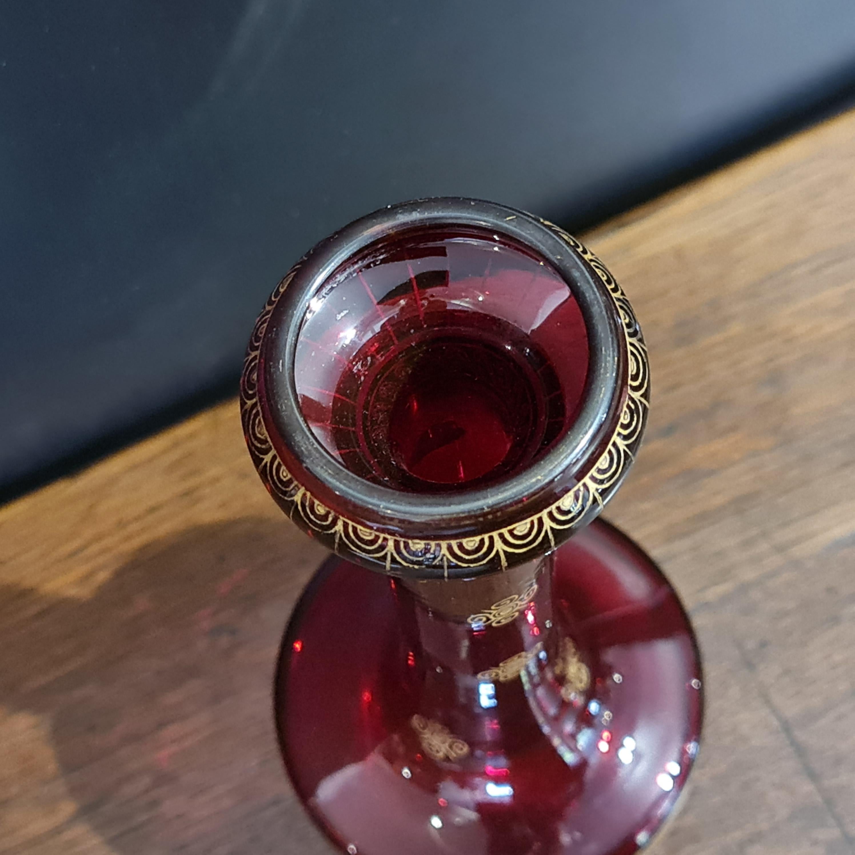 Britannico Aesthetic Movement Vaso in vetro rubino,  decorazione dorata  Lo stile Christopher Dresser in vendita