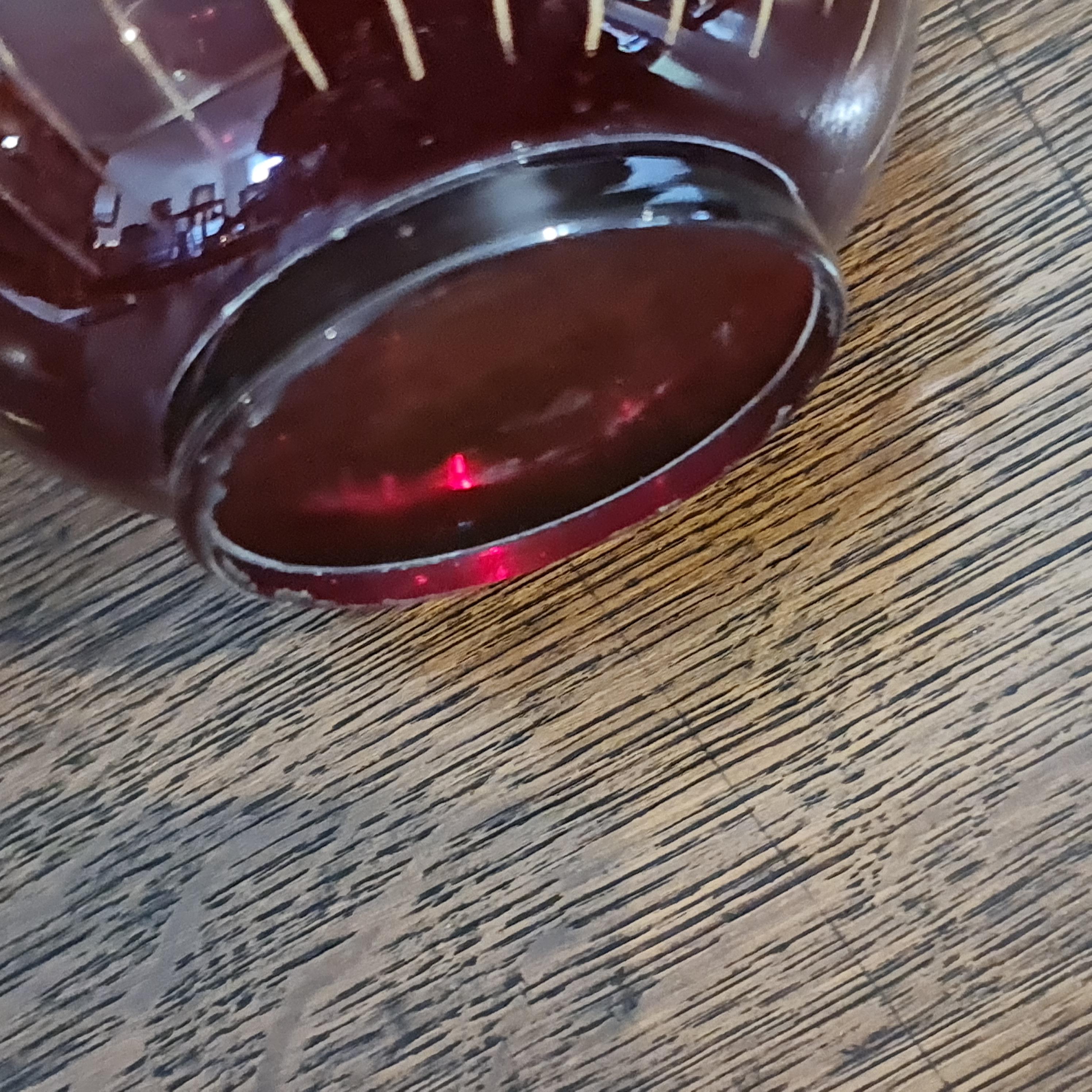 Aesthetic Movement Vaso in vetro rubino,  decorazione dorata  Lo stile Christopher Dresser In condizioni buone in vendita a Tunbridge Wells, GB