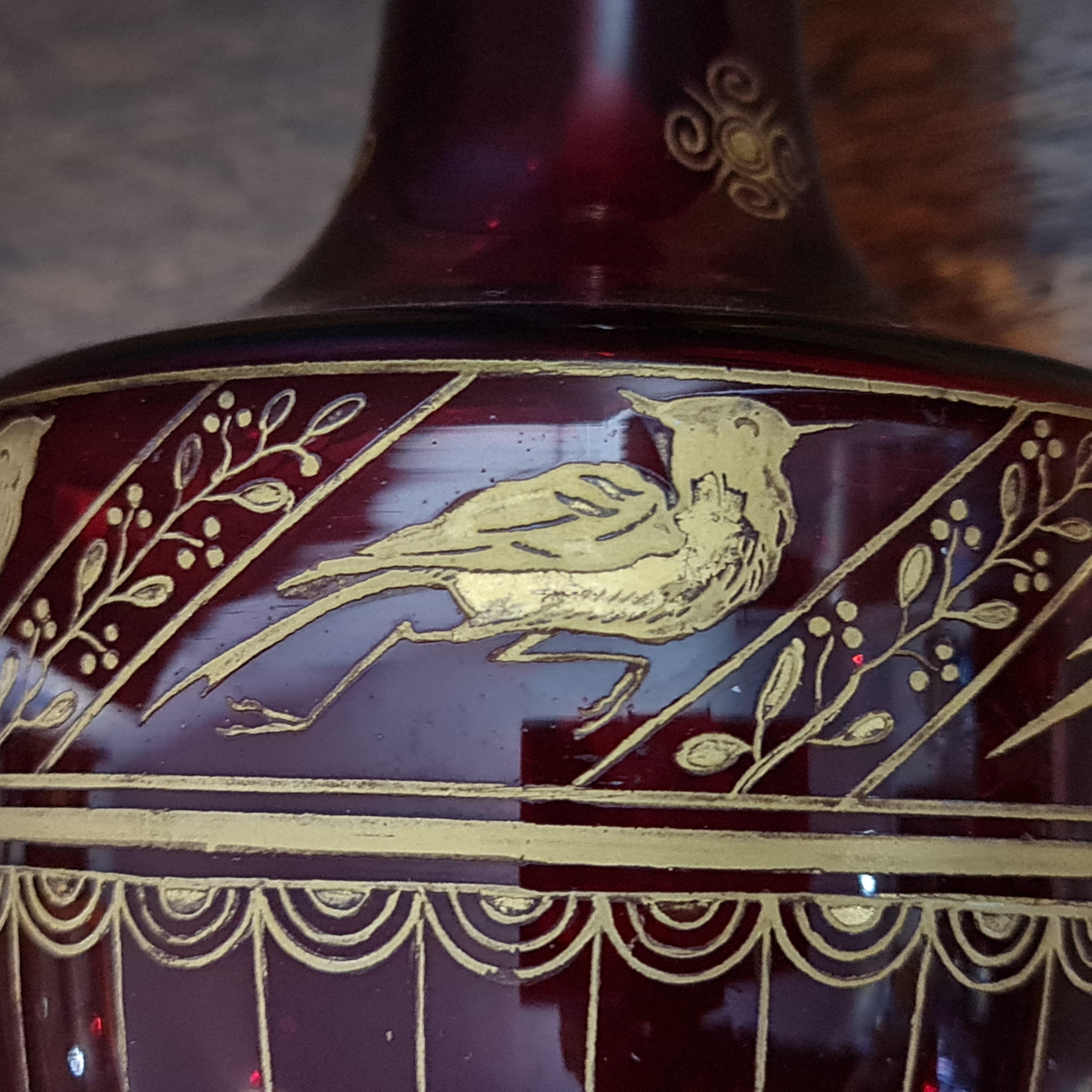 XIX secolo Aesthetic Movement Vaso in vetro rubino,  decorazione dorata  Lo stile Christopher Dresser in vendita