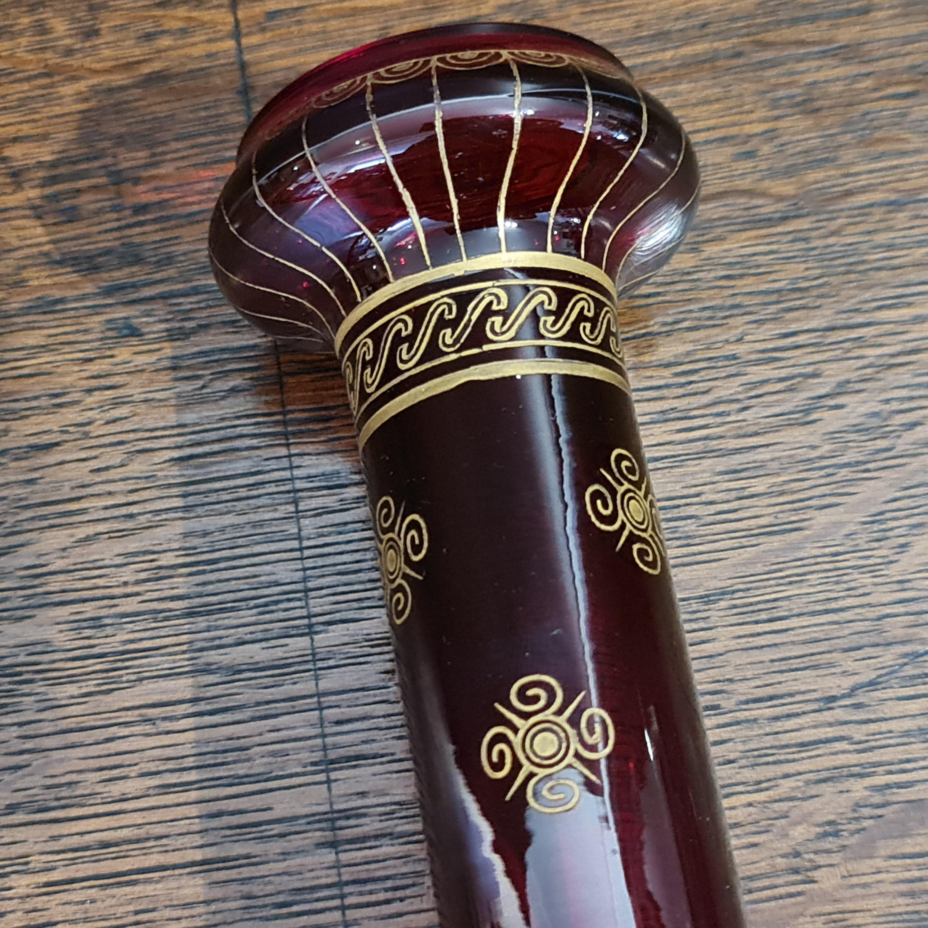 Vetro artistico Aesthetic Movement Vaso in vetro rubino,  decorazione dorata  Lo stile Christopher Dresser in vendita