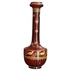 Aesthetic Movement Jarrón de cristal rubí,  decoración dorada  Estilo Christopher Dresser