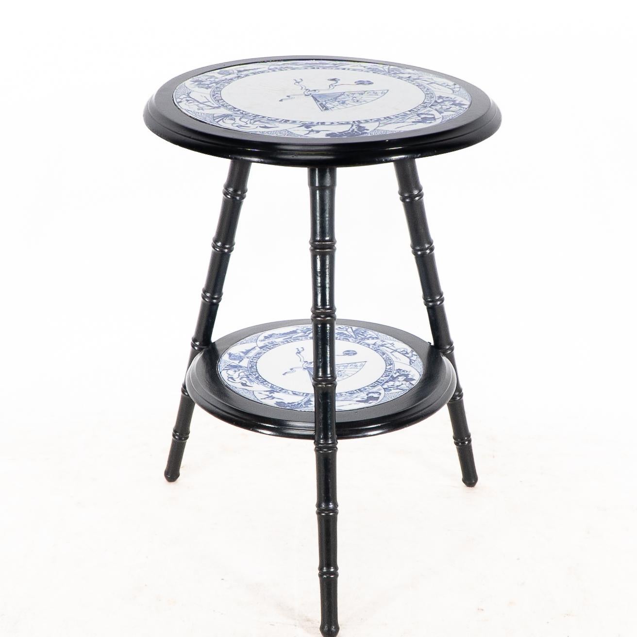 Aesthetic Movement side table with Jeddo pattern plate by Brown Westhead & Moore In Good Condition For Sale In London, GB