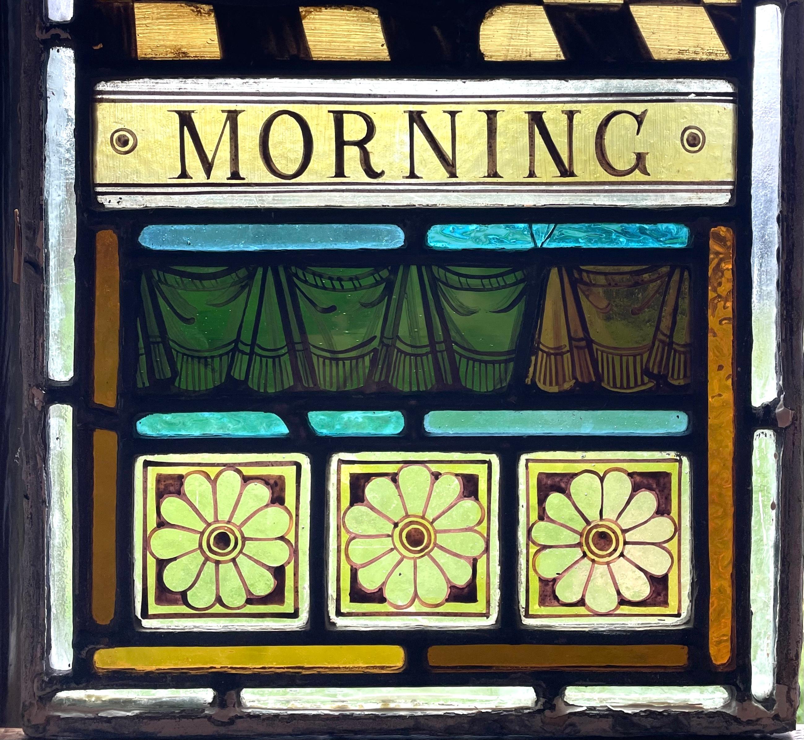 Viktorianisch,  Ästhetische Bewegung gebeizte und bemalte Bleiverglasungen. Dargestellt sind Figuren im römischen Stil. Ihr Blasen eines Horns, mit dem Titel  