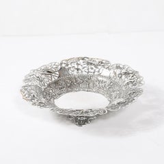 Schale im Stil der Ästhetischen Bewegung aus Sterlingsilber mit Repoussé-Verzierung mit Pflanzen- und Tiermotiven, signiert „Pau Kuang“