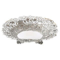 Schale im Stil der Ästhetischen Bewegung aus Sterlingsilber mit Repoussé-Verzierung mit Pflanzen- und Tiermotiven, signiert „Pau Kuang“