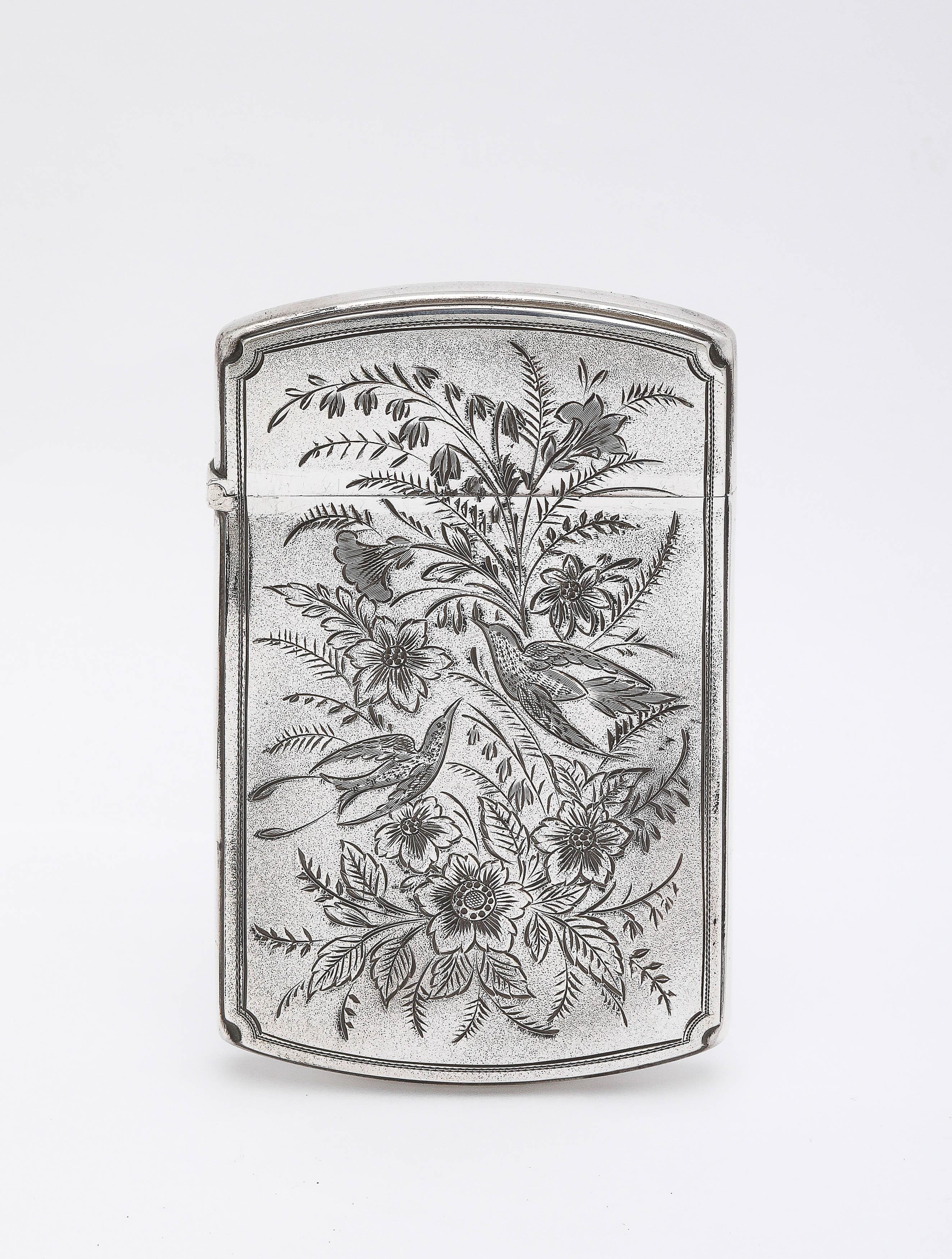 Charmant, mouvement esthétique, argent sterling, coupe brillante, étui pour carte de visite/appel, Gorham Manufacturing Co., Providence, Rhode Island, vers les années 1870. 1870's. Peut contenir une carte de visite de taille standard. Mesure 4