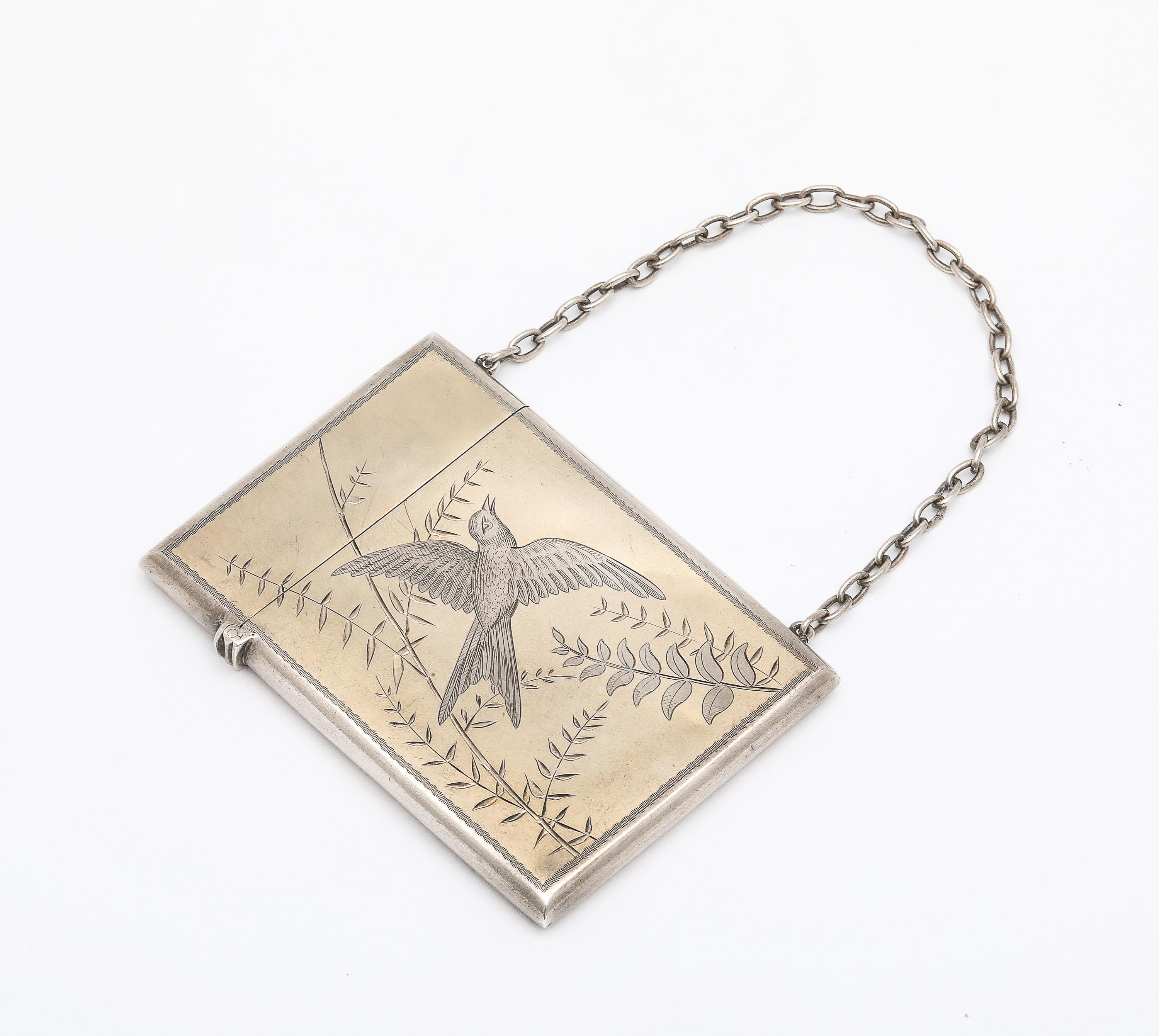 Periodo Victoriano/Movimiento Estético Estuche para tarjetas de visita/tarjetas de visita con tapa abatible y cadena original, Gorham Manufacturing Company, Providence, Rhode island, Ca. 1875.  El estuche está decorado por un lado con un gracioso