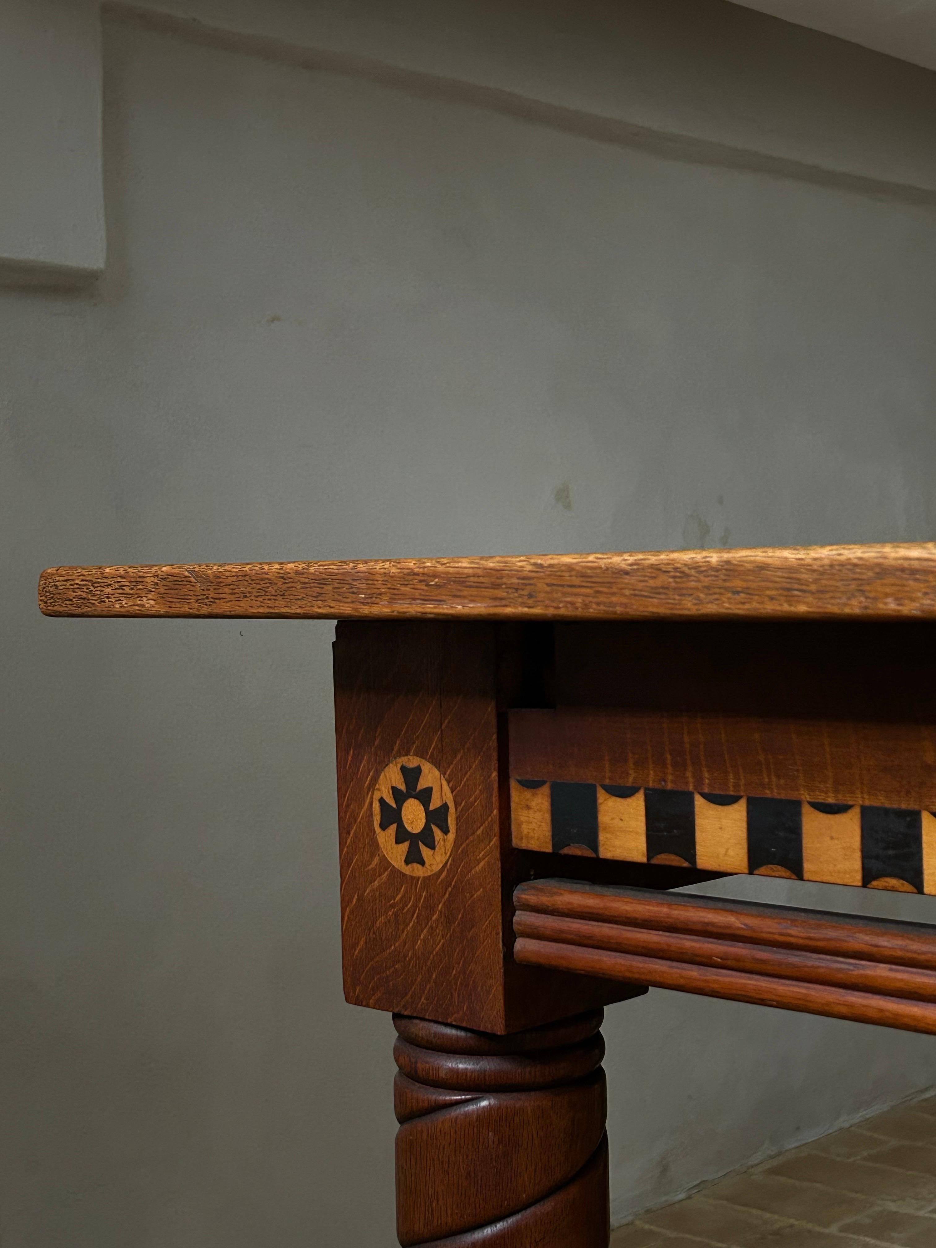 Il raro tavolo dell'ebanista danese H. Poulsen è stato realizzato nel 1904 ed esemplifica i raffinati ideali del tardo Aesthetic Movement e dei primi movimenti Arts & Crafts in Scandinavia. Realizzato in rovere massiccio e ornato da delicati intarsi