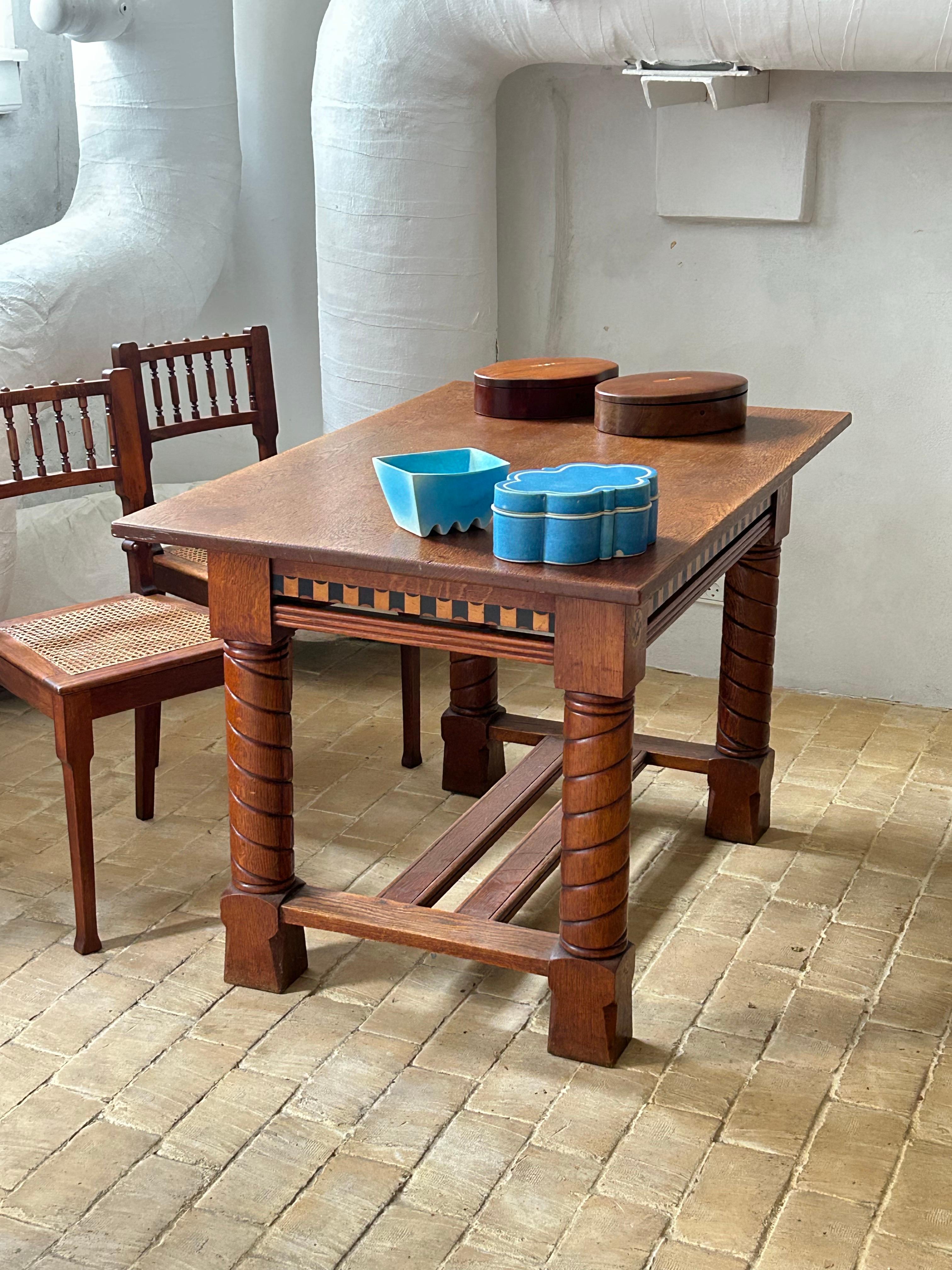 Altro Tavolo Aesthetic Movement dell'ebanista H. Poulsen in quercia, Danimarca, 1904. in vendita