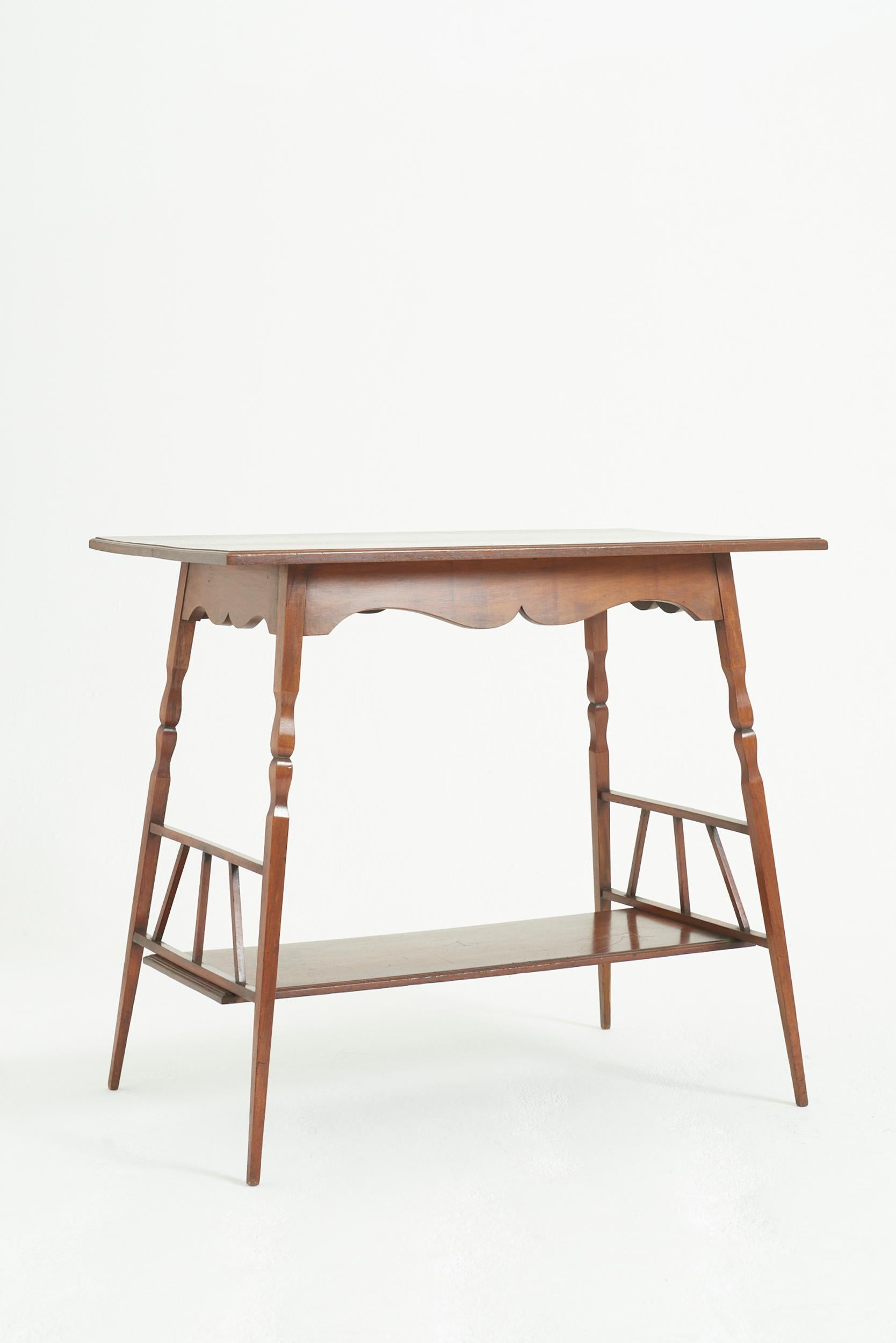 Table en noyer du Mouvement esthétique, à la manière de E.W. Godwin
Angleterre, vers 1880

